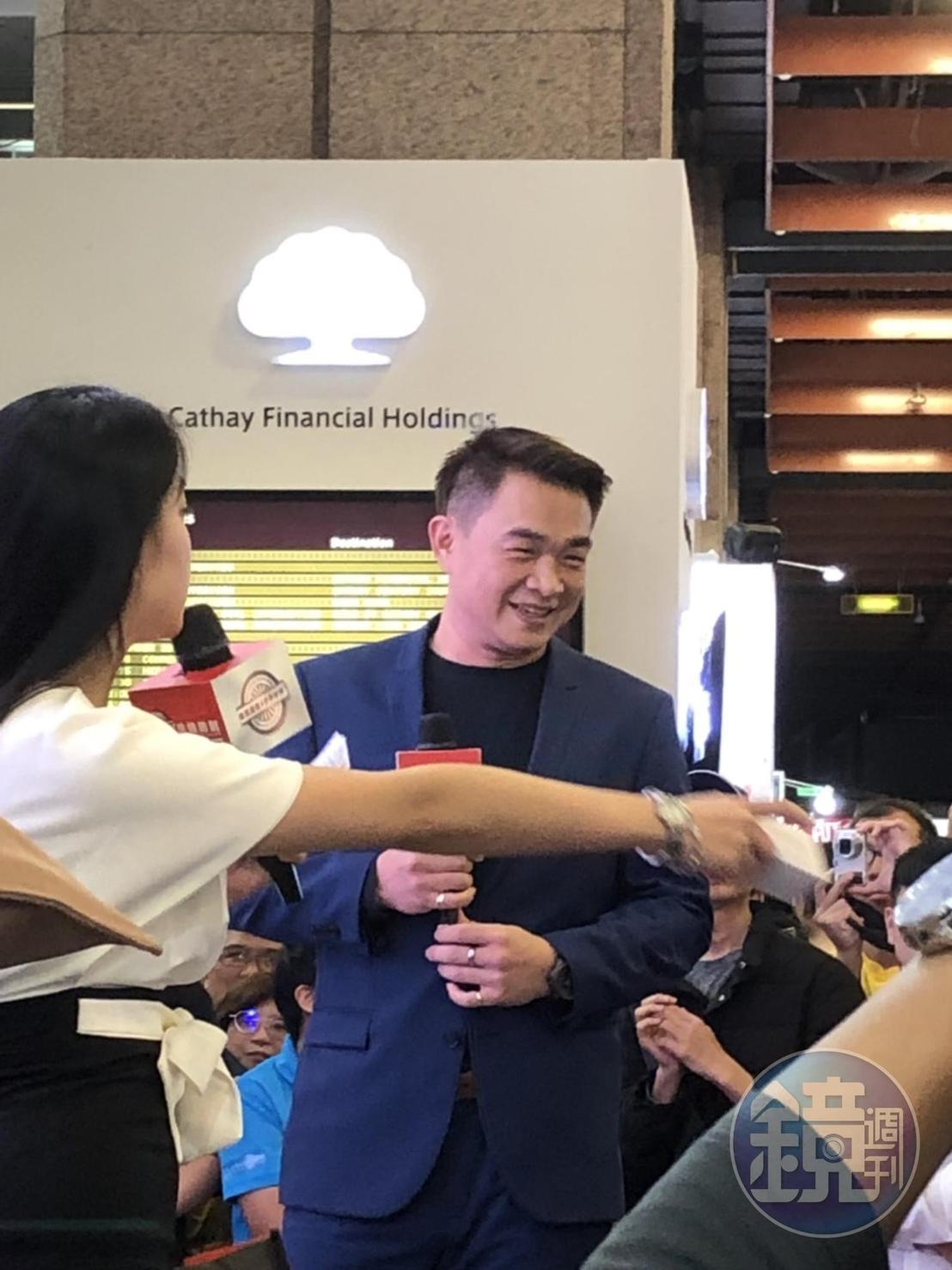 恰恰彭政閔擔任反洗錢代言人，出場時台下擠滿前來一睹風采的民眾。
