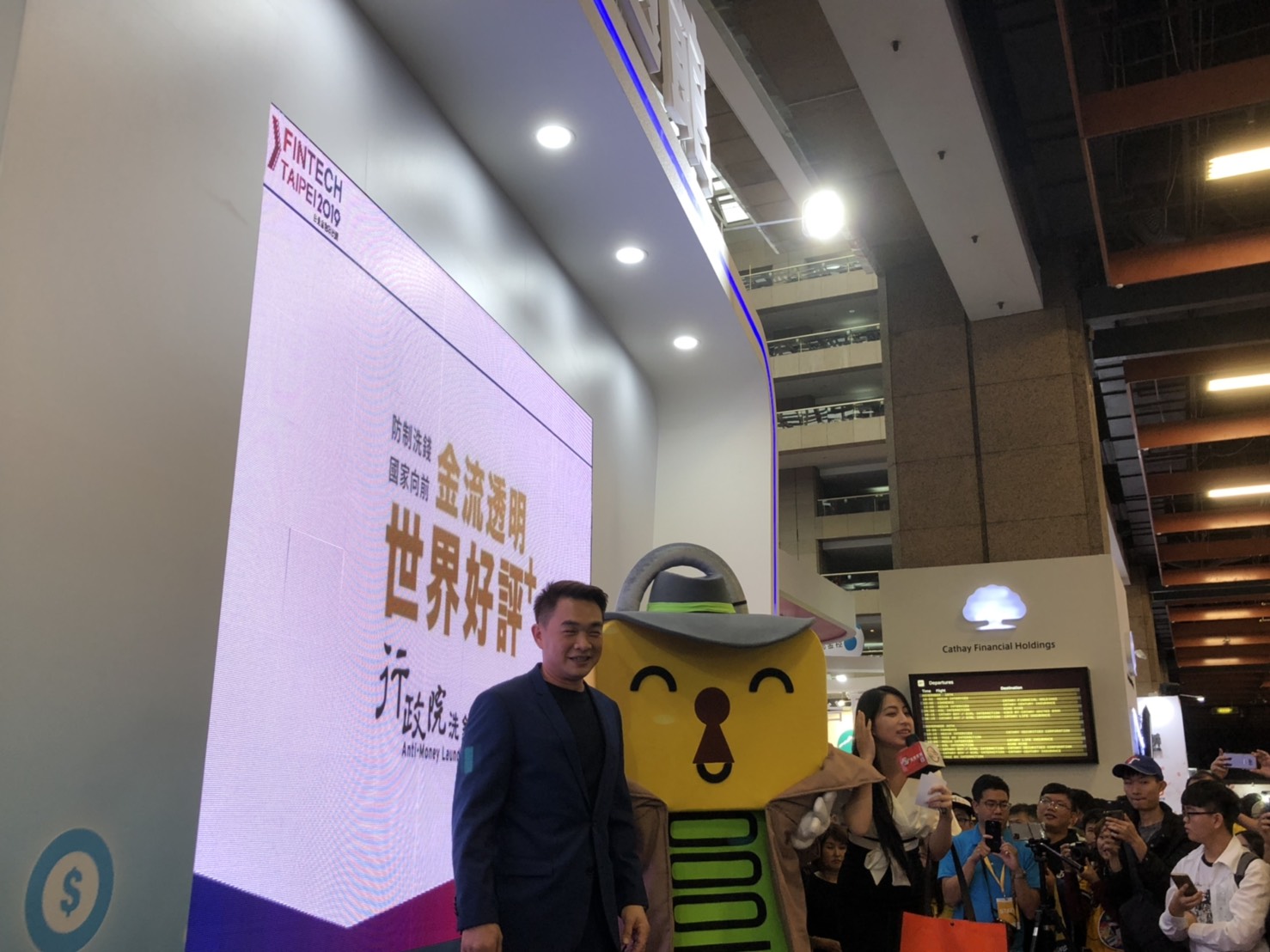 前職棒巨星恰恰彭政閔也前來擔任行政院反洗錢辦公室代言人，成為全場最吸睛焦點。
