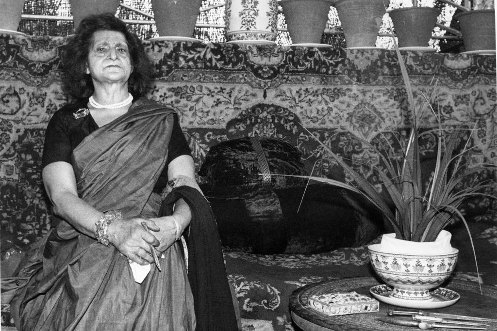 以印度奧德王朝後人自居的蓓根．維拉亞特（Begum Wilayat），曾以新德里車站的候車室貴賓包廂為家。 （網路截圖）