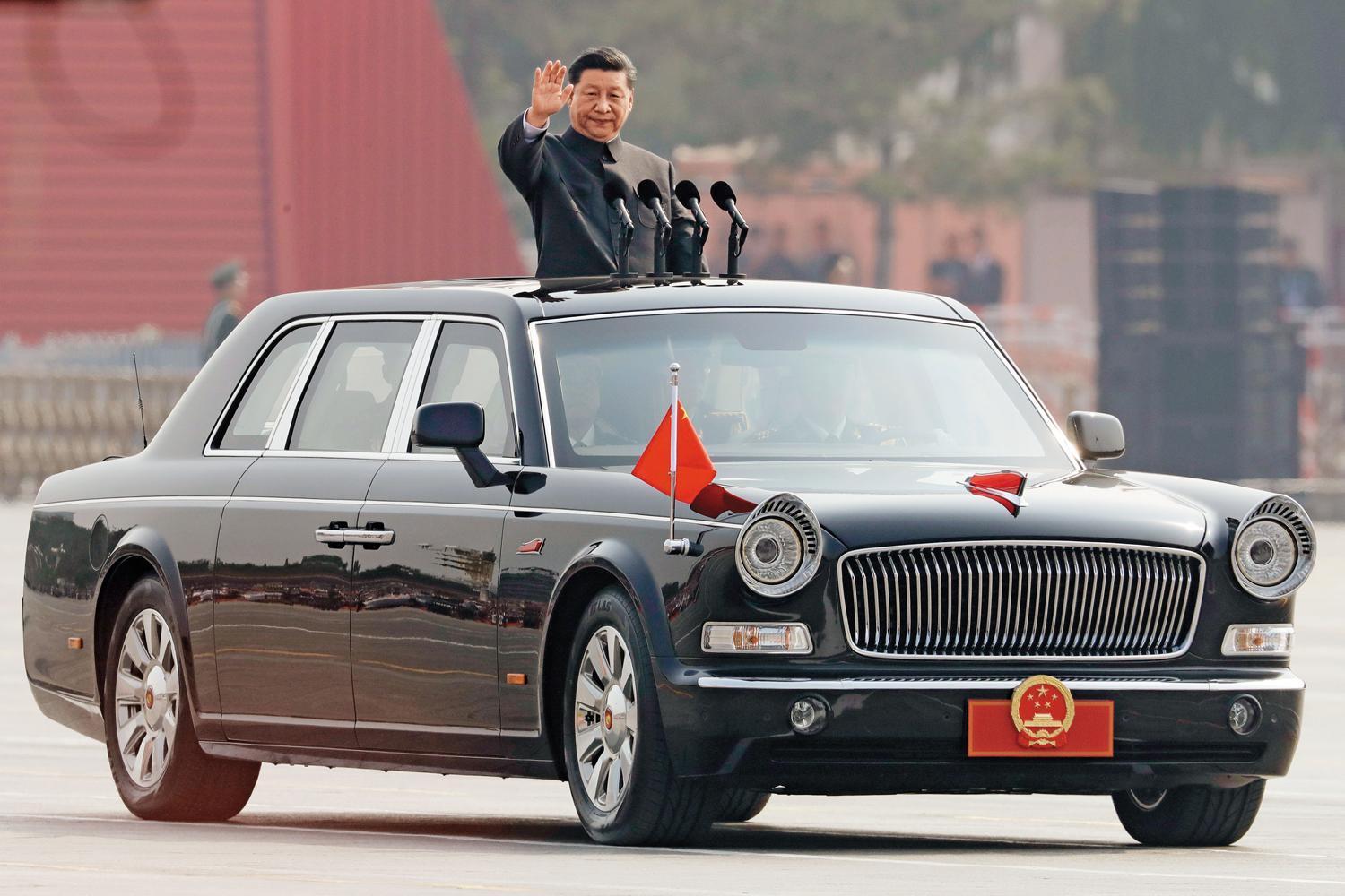 中國國家主席習近平今年10月1日閱兵時搭乘的紅旗轎車，就是使用英利生產的儀表板框架。（達志影像）