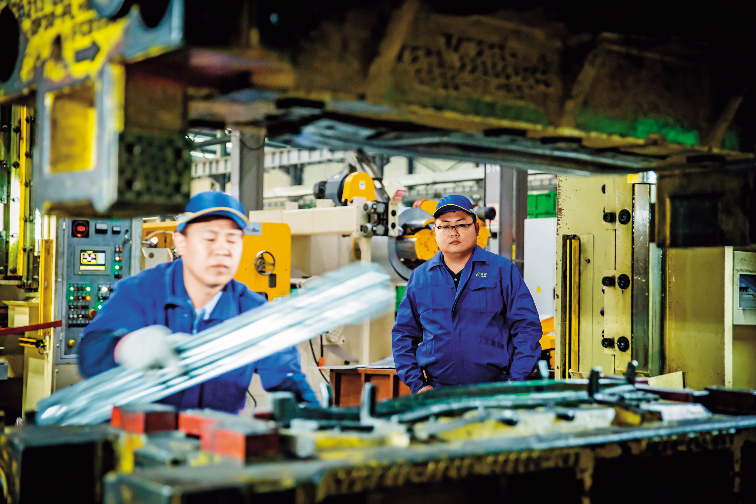 林啟彬獨子林上煒（右）原本想當特教老師，因為不捨父親答應進入公司幫忙，歷經10多年訓練，去年升任長春英利總經理。