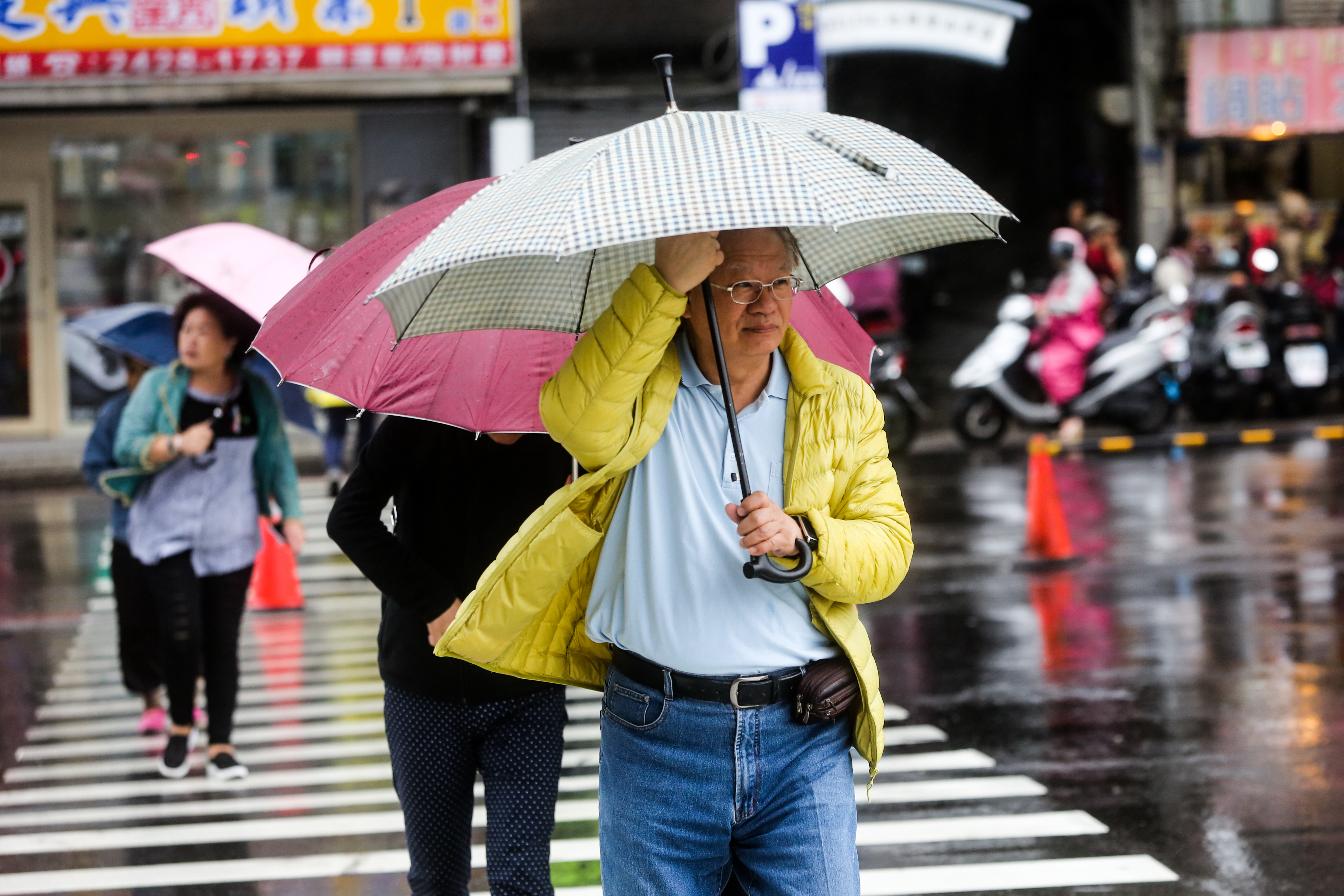 今日深夜開始將逐漸「變天」，預估一波強烈的東北季風開始影響台灣，晚間起至深夜中部以北地區會明顯轉涼。（本刊資料照）