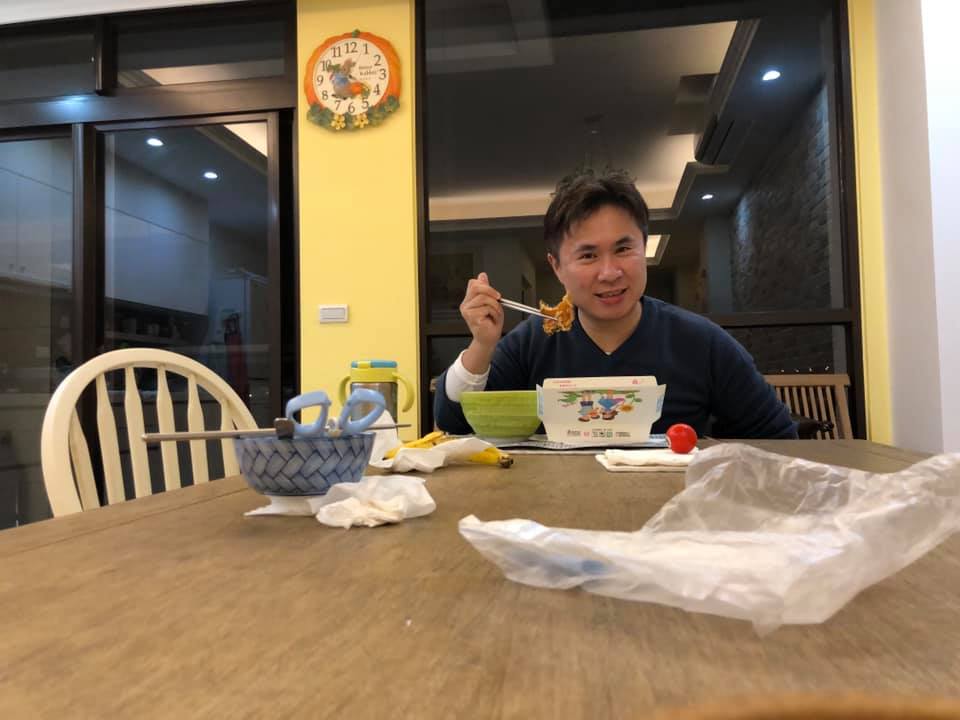 衛福部國建署科長周建銘，因在網路上買手機以身分欺壓賣家引發喧然大波。（翻攝臉書）