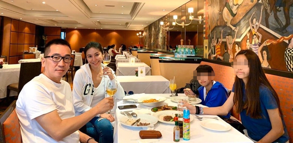 洪曉蕾與王世均一家四口在餐廳聚餐合影。（翻攝自洪曉蕾IG）