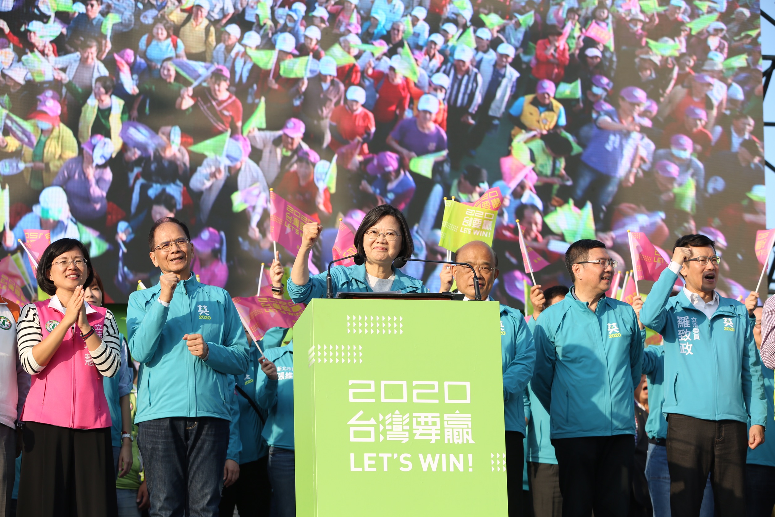 總統蔡英文在新北競總成立大會上對韓國瑜支持者喊話，要他們不要躲躲藏藏。