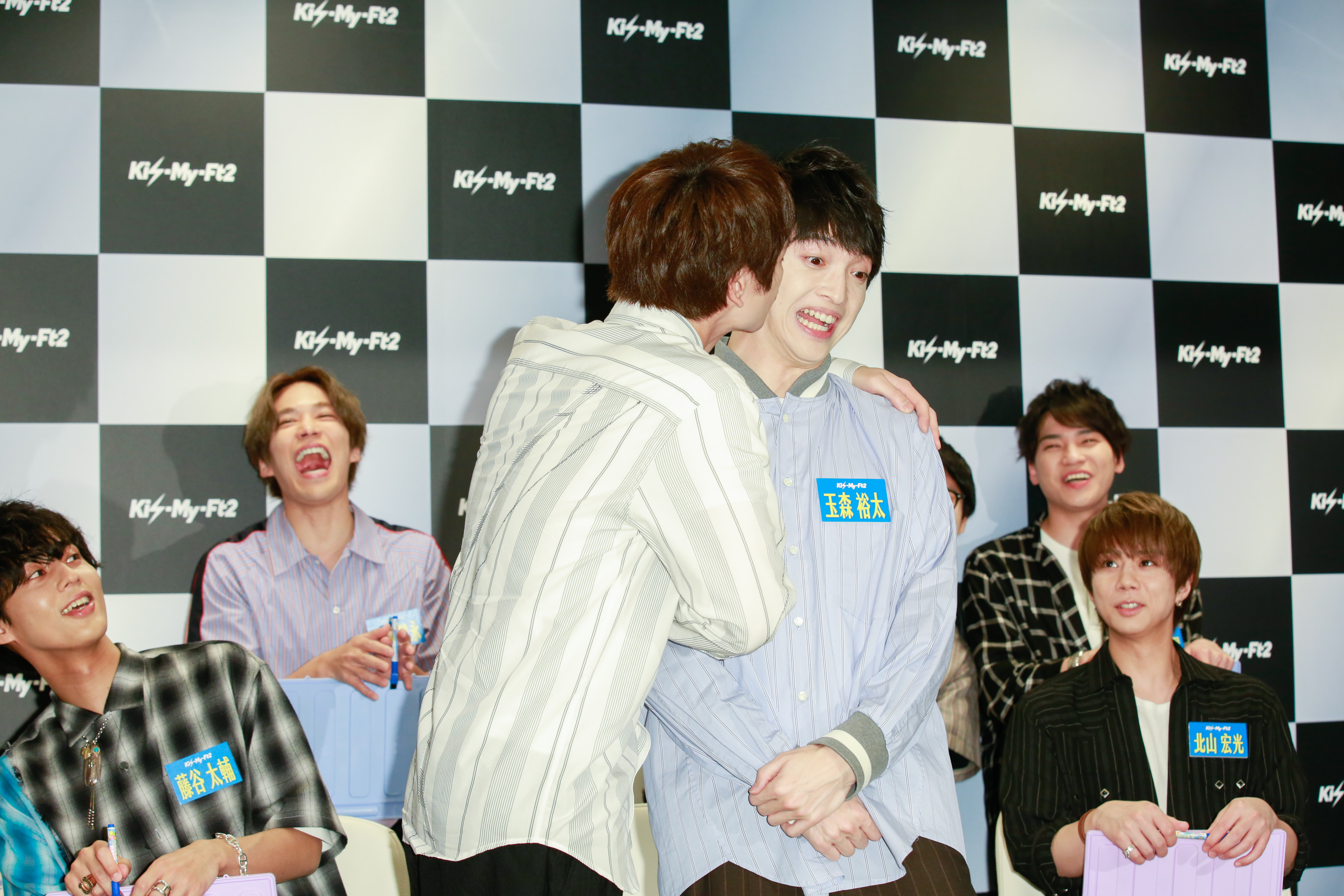 Kis-My-Ft2成員玉森裕太（右）被宮田俊哉親了臉頰，露出驚恐表情。