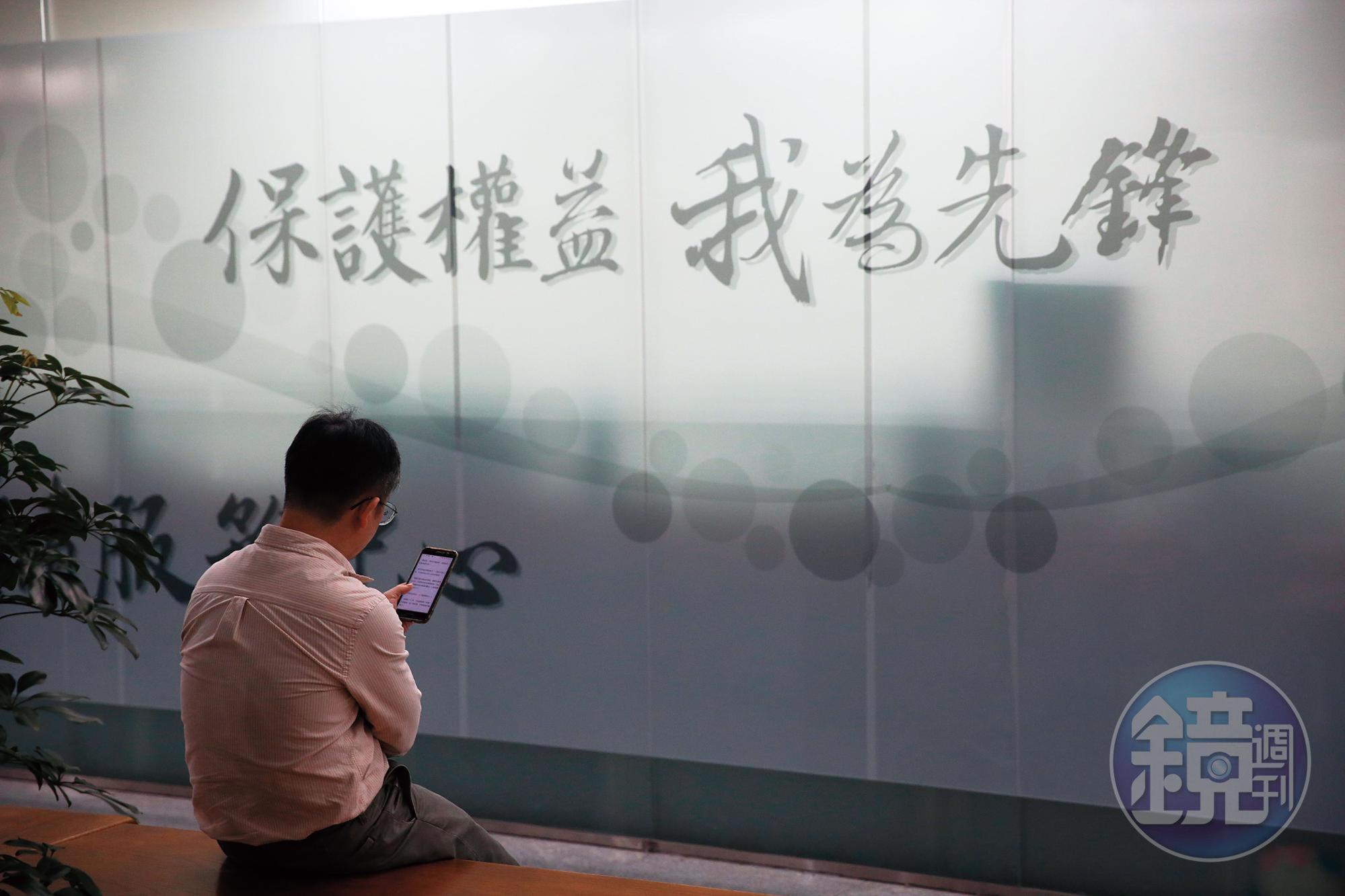 近年公務員爭取勞動權益，凸顯公門裡人力資源分配不均的大問題。