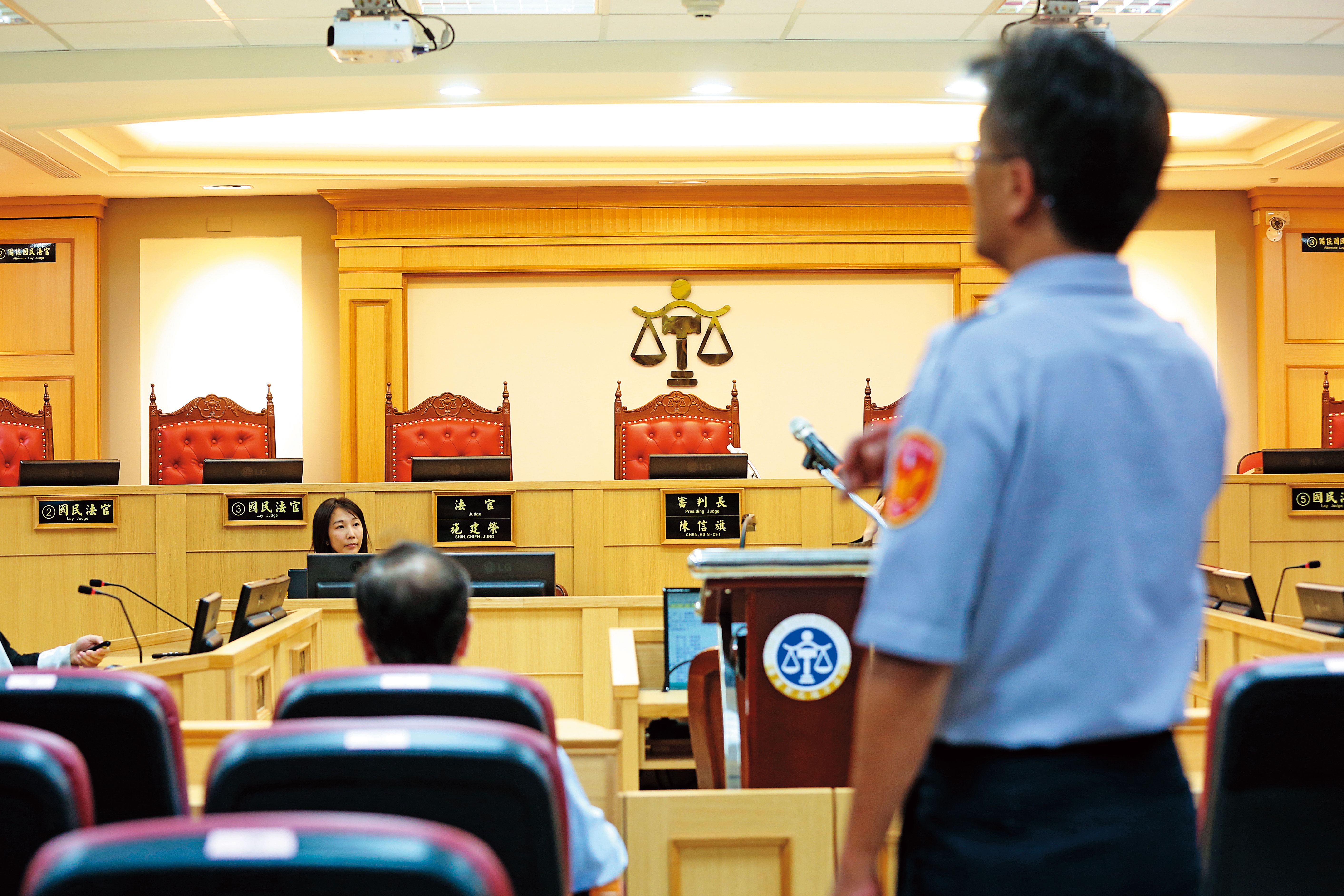 法警除了需在日間開庭時值勤，深夜還得安撫犯人、監看電子腳鐐，值班卻不被視為工時。