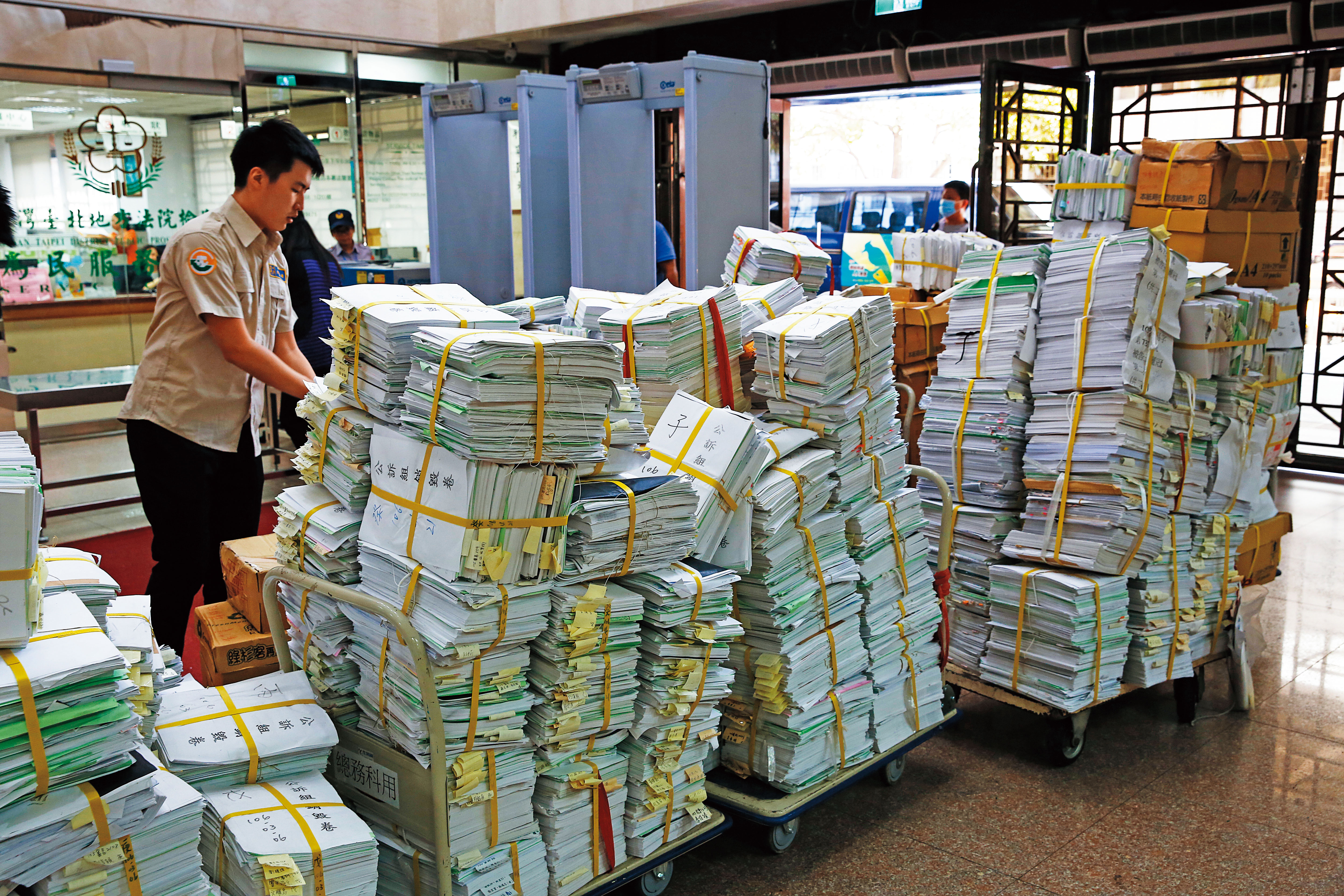 新進書記官每月手上會有上百件案子，從早忙到深夜11點才能下班。