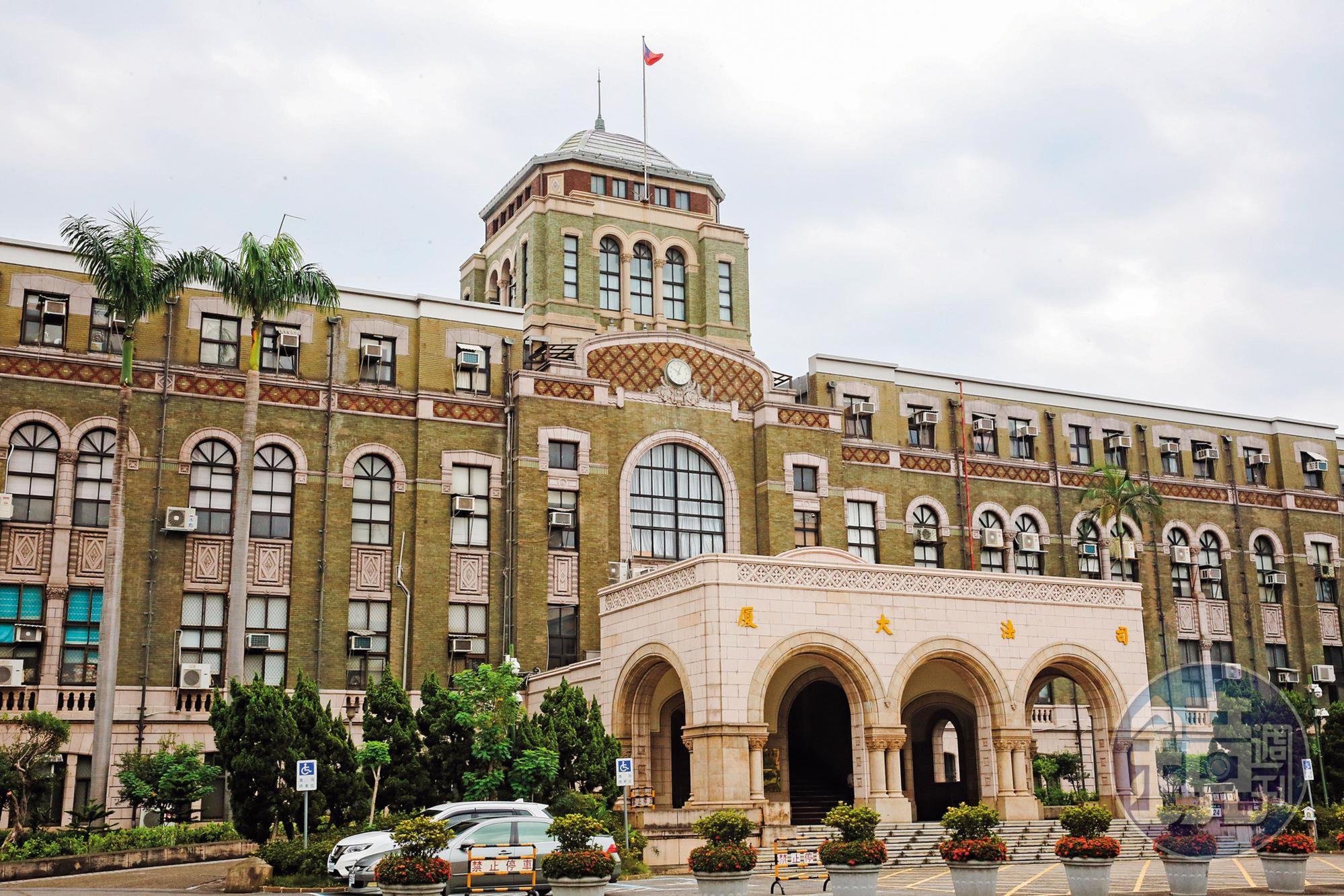 司法院與法務部正大力推動司法改革,挽救司法公信力,近來卻發生法官何星磊、檢察官林在培脫序案,已損及司法威信。