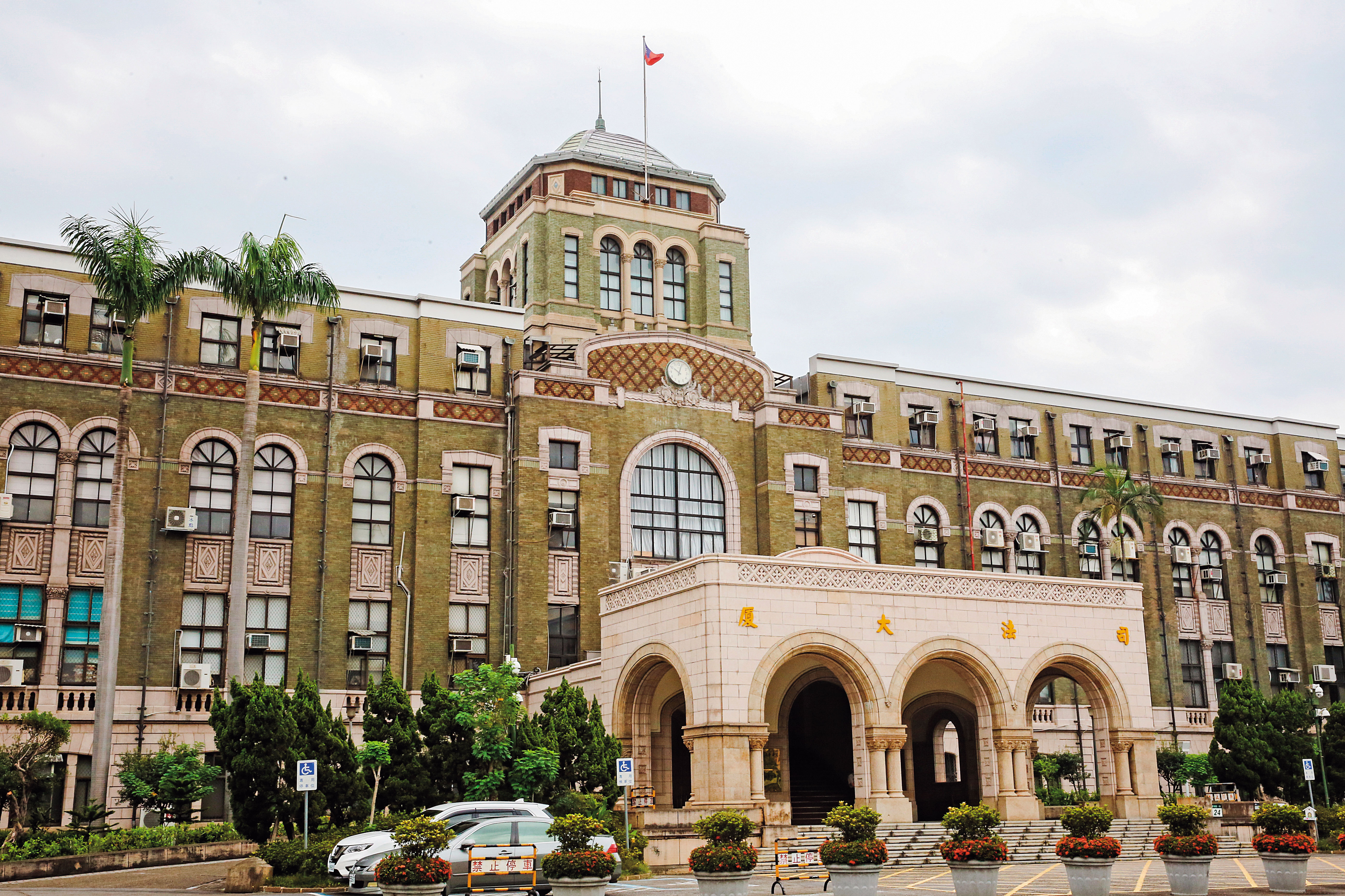 司法院與法務部正大力推動司法改革，挽救司法公信力，近來卻發生法官何星磊、檢察官林在培脫序案，已損及司法威信。