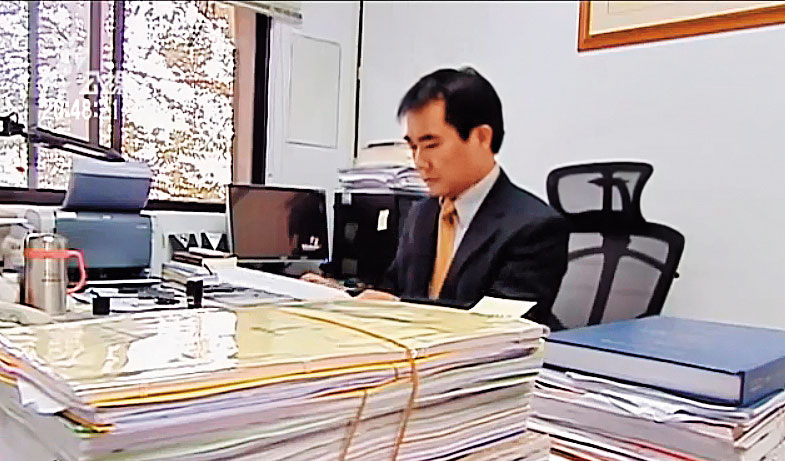 林在培曾接受電視台訪問提到,檢察官工作範圍很廣,「做多做少,常憑自己的良心。」(翻攝公視)