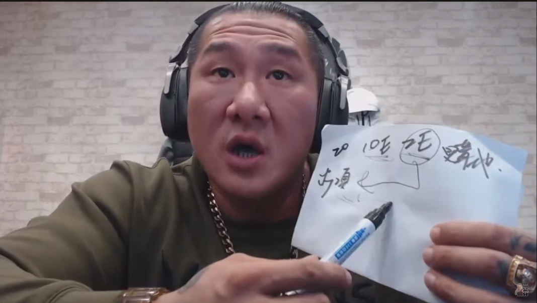 館長陳之漢在直播向粉絲報告他在全台展店的情形。（翻攝自YouTube 寶寶愛館長）