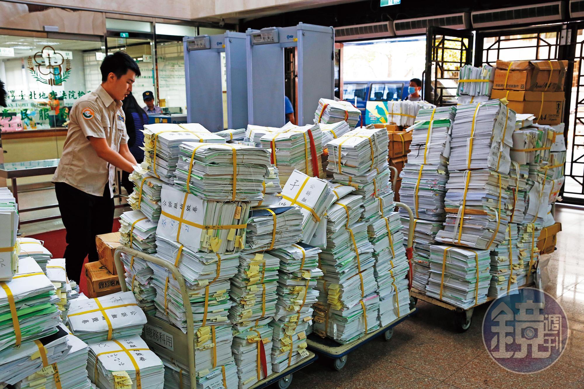新進書記官每月手上會有上百件案子，從早忙到深夜11點才能下班。