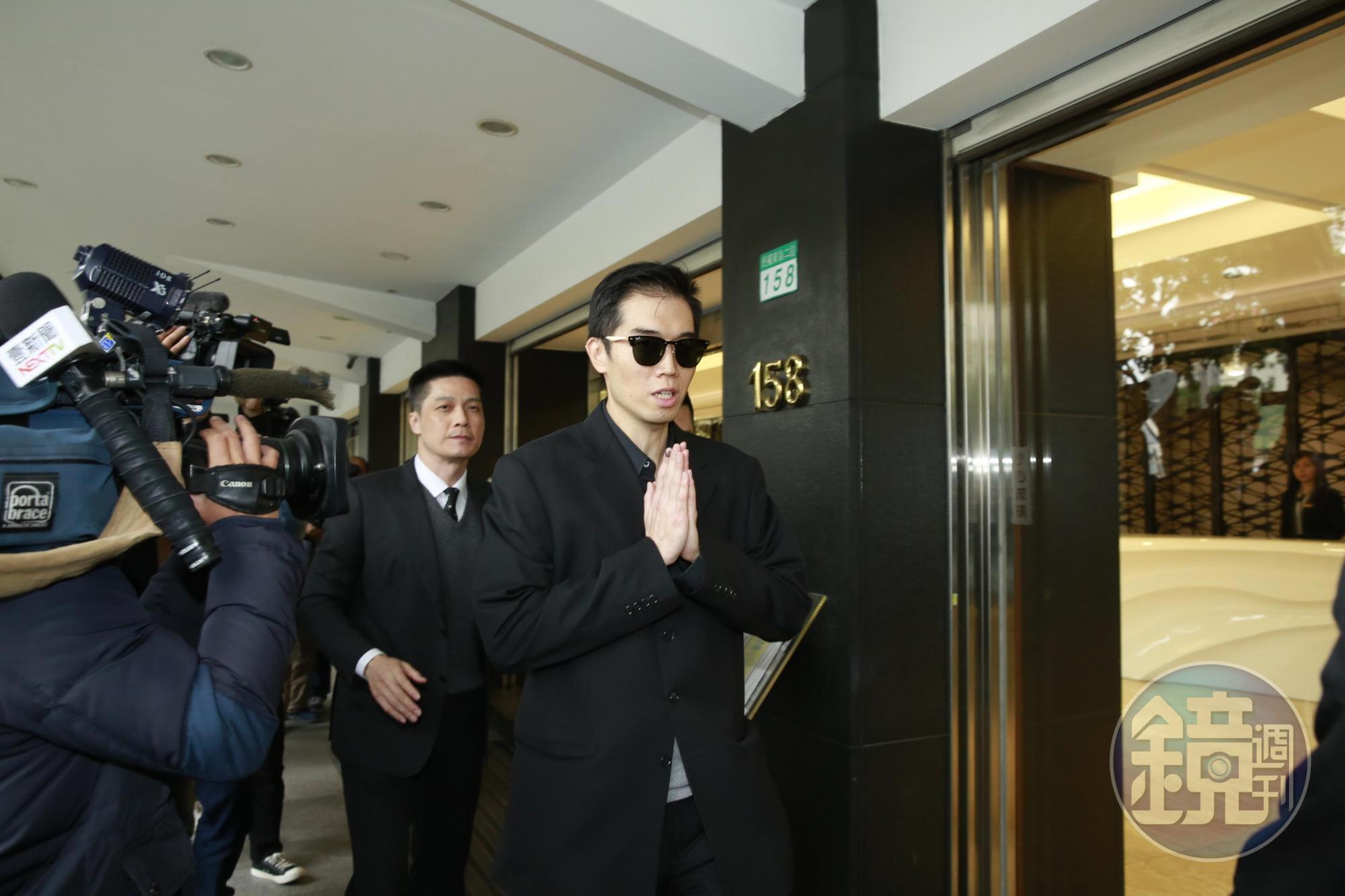 高以翔移靈台灣，他的大哥前往「接機」。