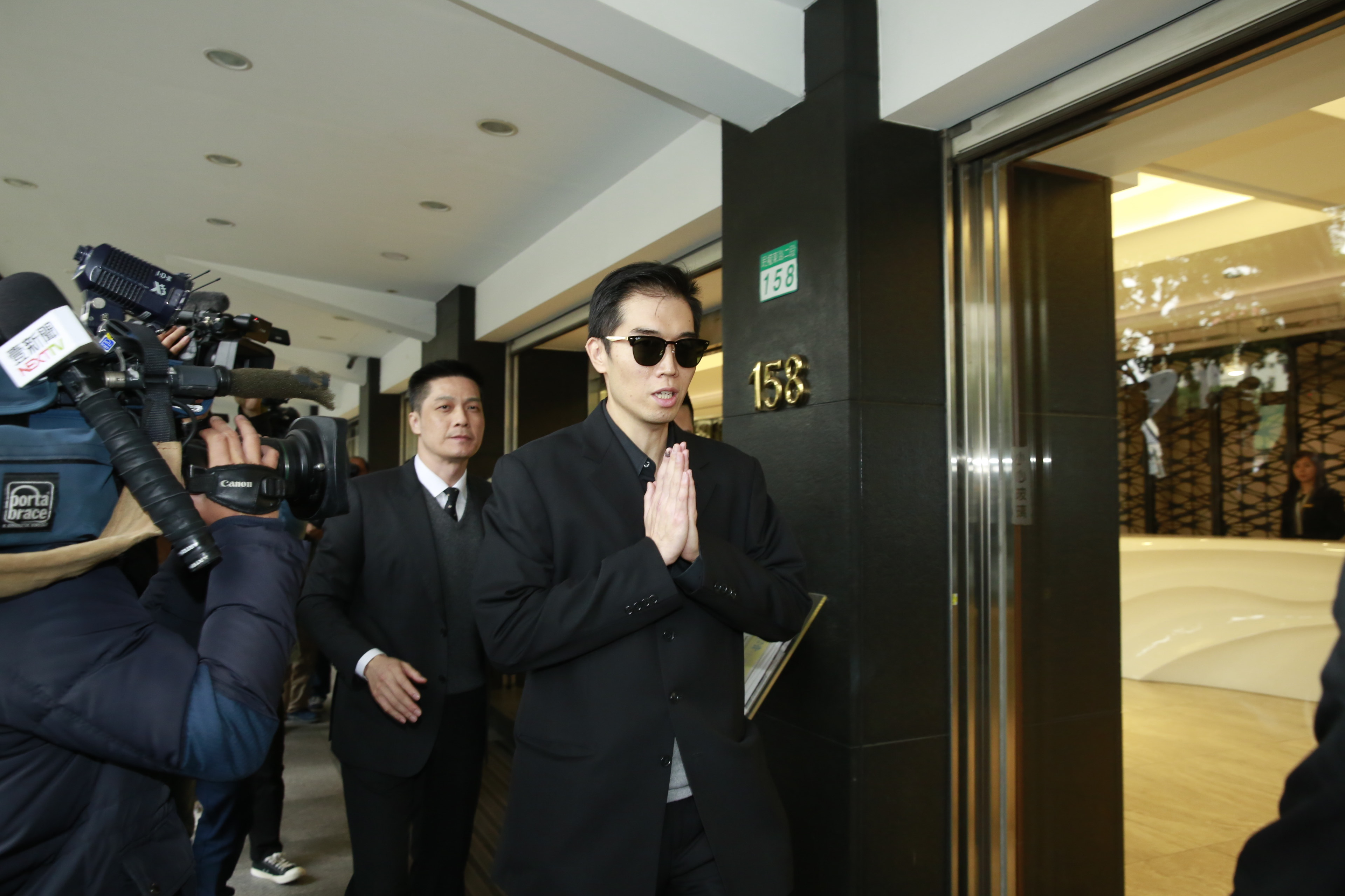 高以翔移靈台灣，他的大哥前往「接機」。