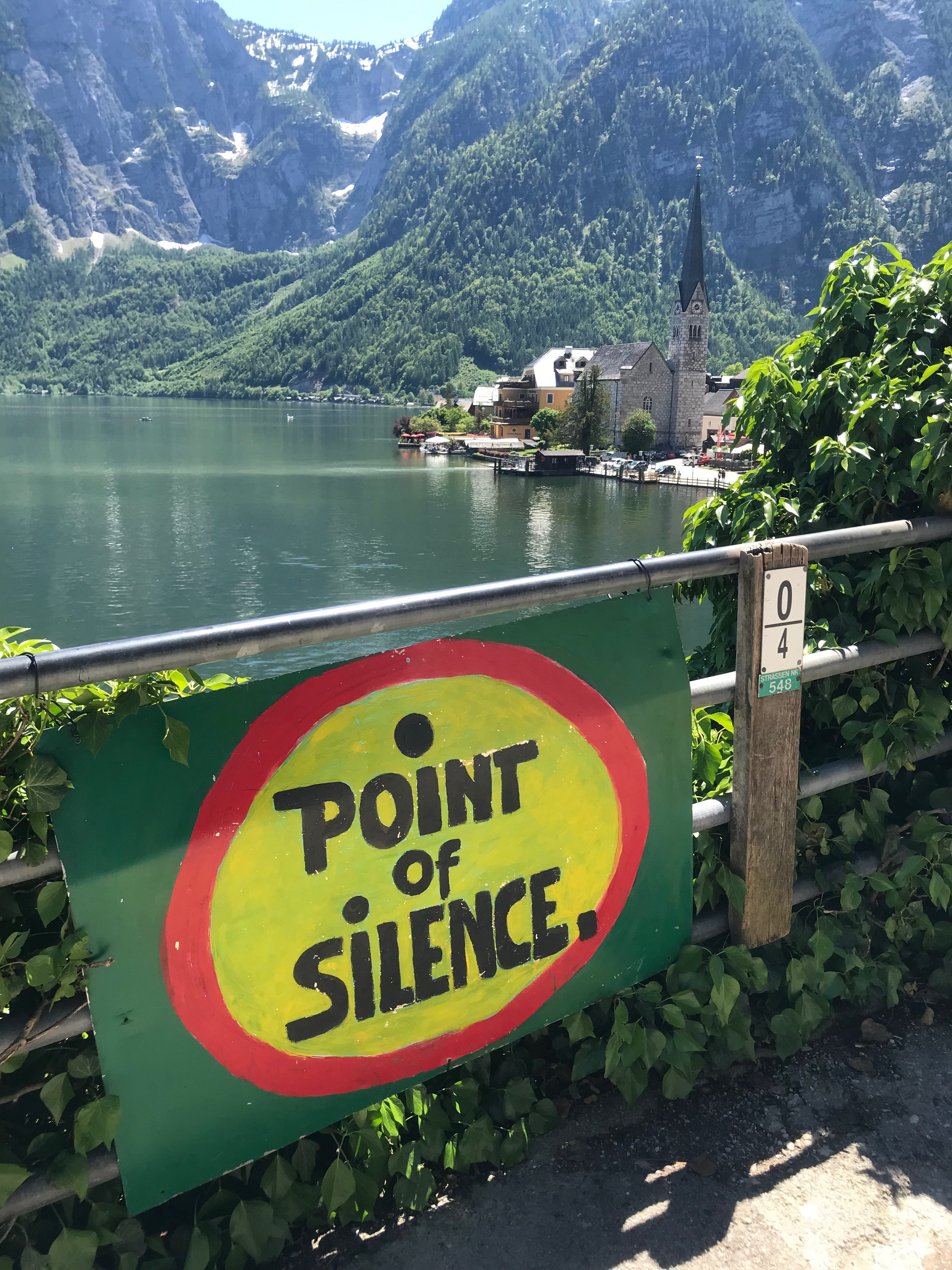 當地居民因為觀光客太多不堪其擾，加掛標語提醒遊客不要打擾當地人作息。（讀者提供）