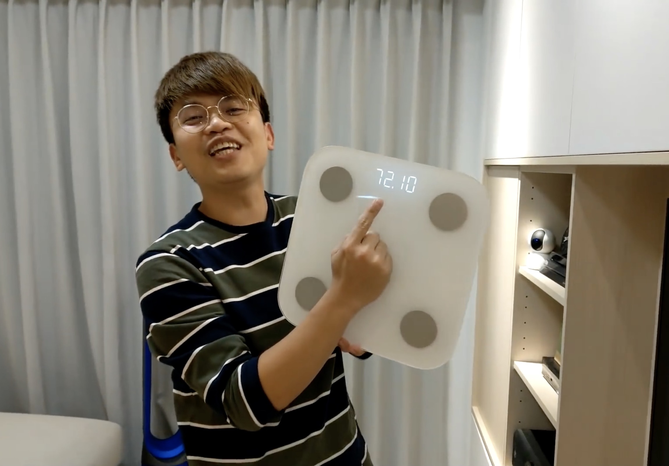 在進行一週的減肥計畫後,體重來到72.1,真的下降了1.5公斤左右。(翻攝七月半Youtube)