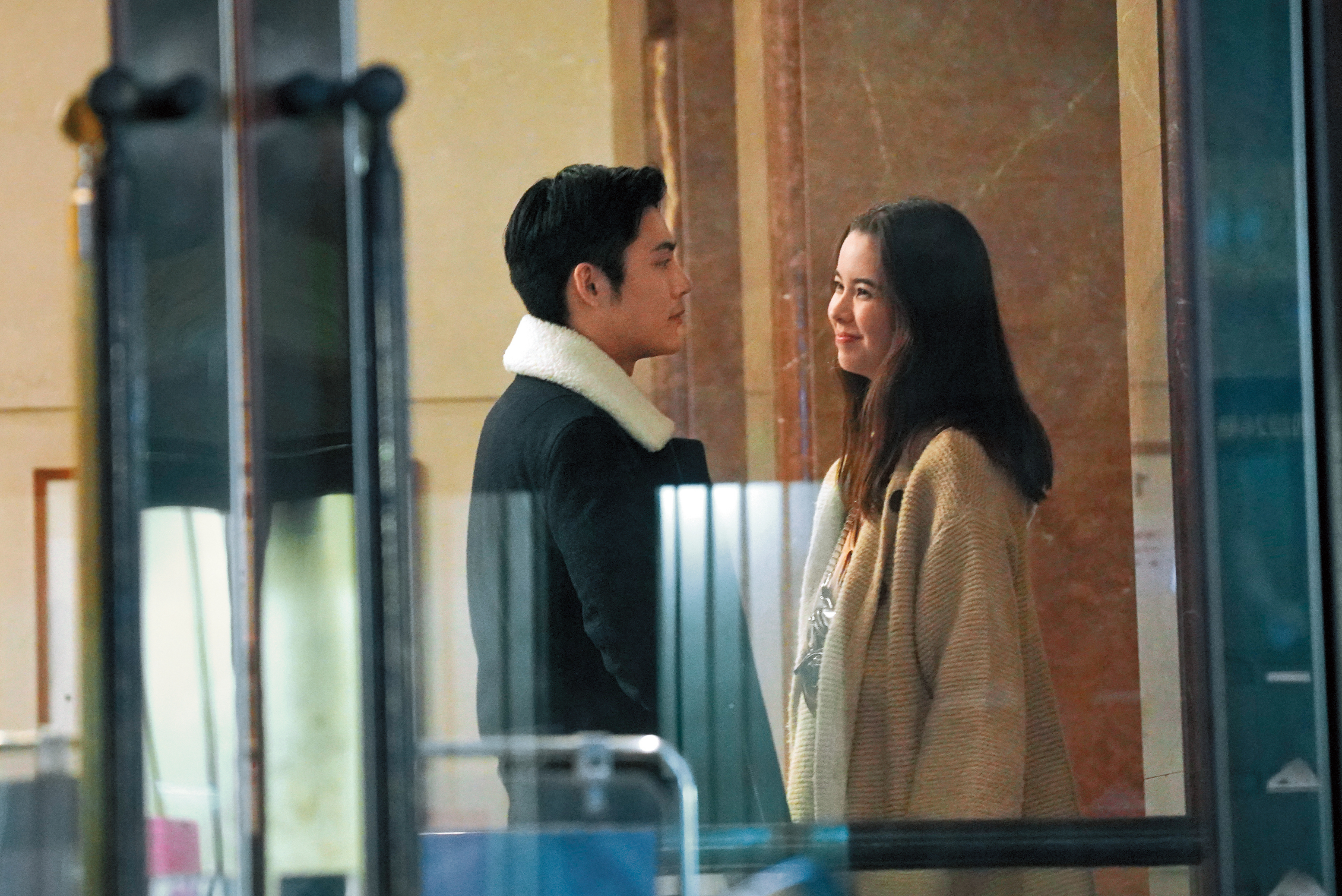 11/21 02：53 陳奕（左）與金凱德兩人互視的眼神讓人遐想。