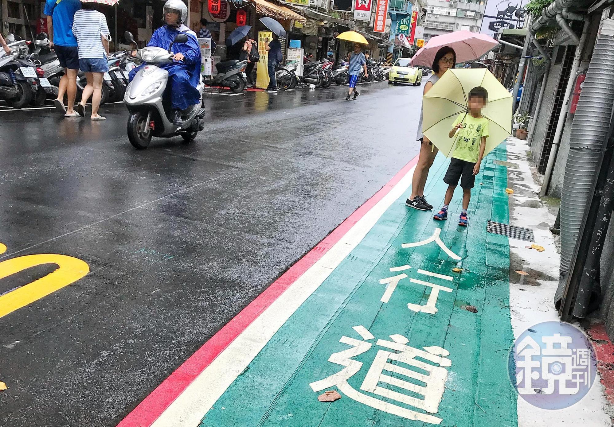 一般民眾習慣在路邊人行道靠右走，但現在有研究指出，當行人走在沒有人行道的路上，反而是逆向比較安全，圖為示意圖。