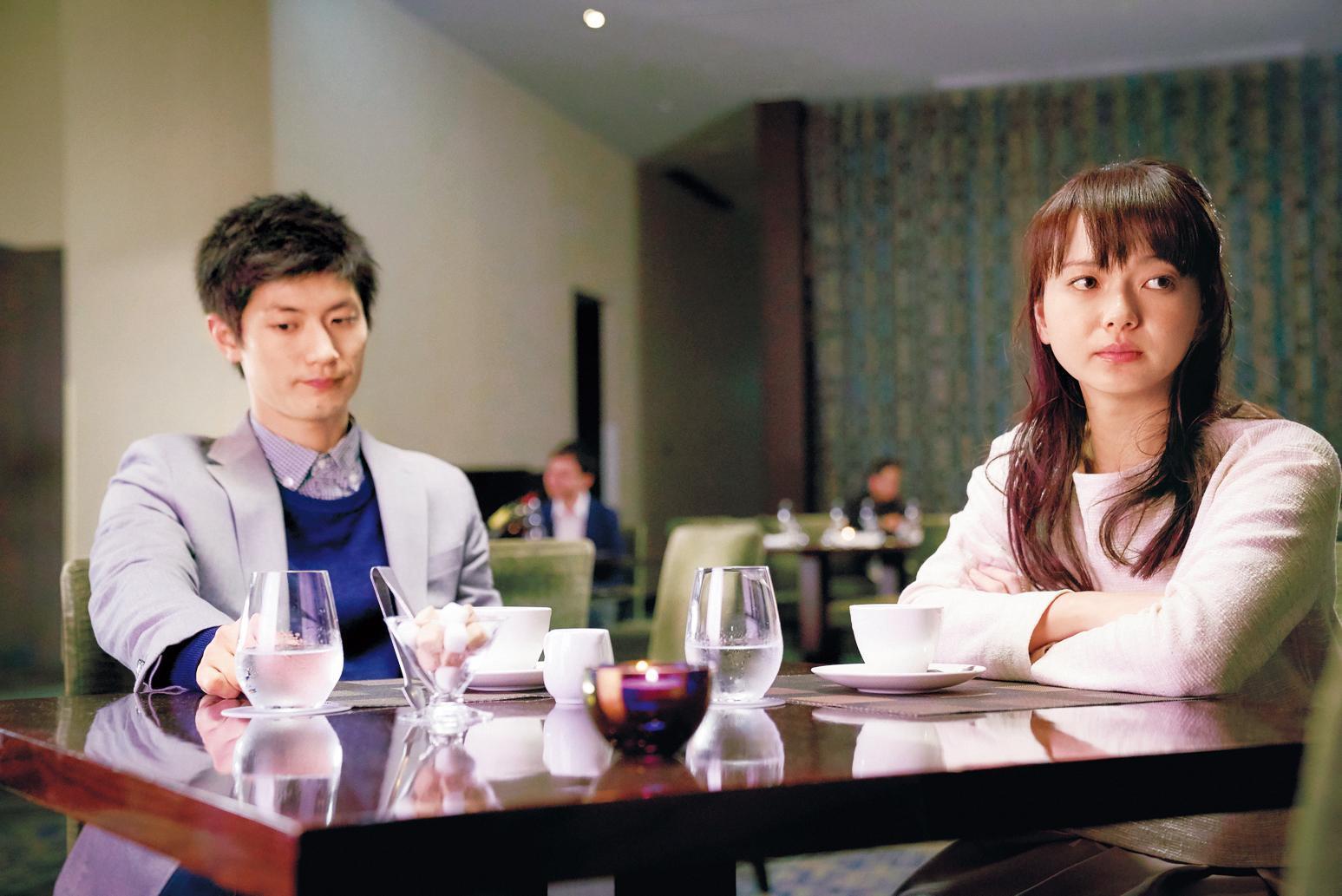 三浦春馬（左）和飾演女友的多部未華子（右）在片中愛情長跑10年，卻遇到瓶頸。（天馬行空提供）
