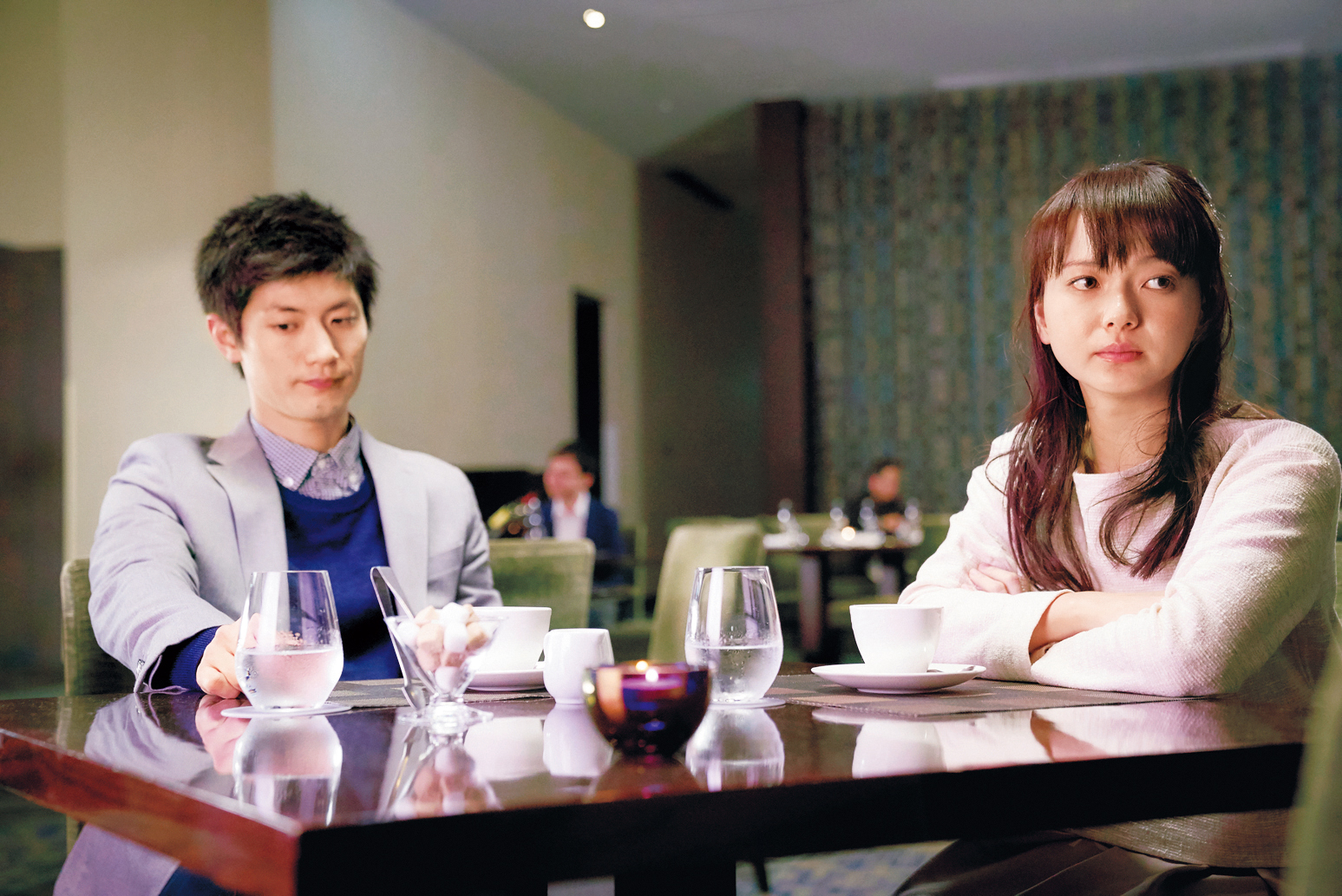 三浦春馬（左）和飾演女友的多部未華子（右）在片中愛情長跑10年，卻遇到瓶頸。（天馬行空提供）