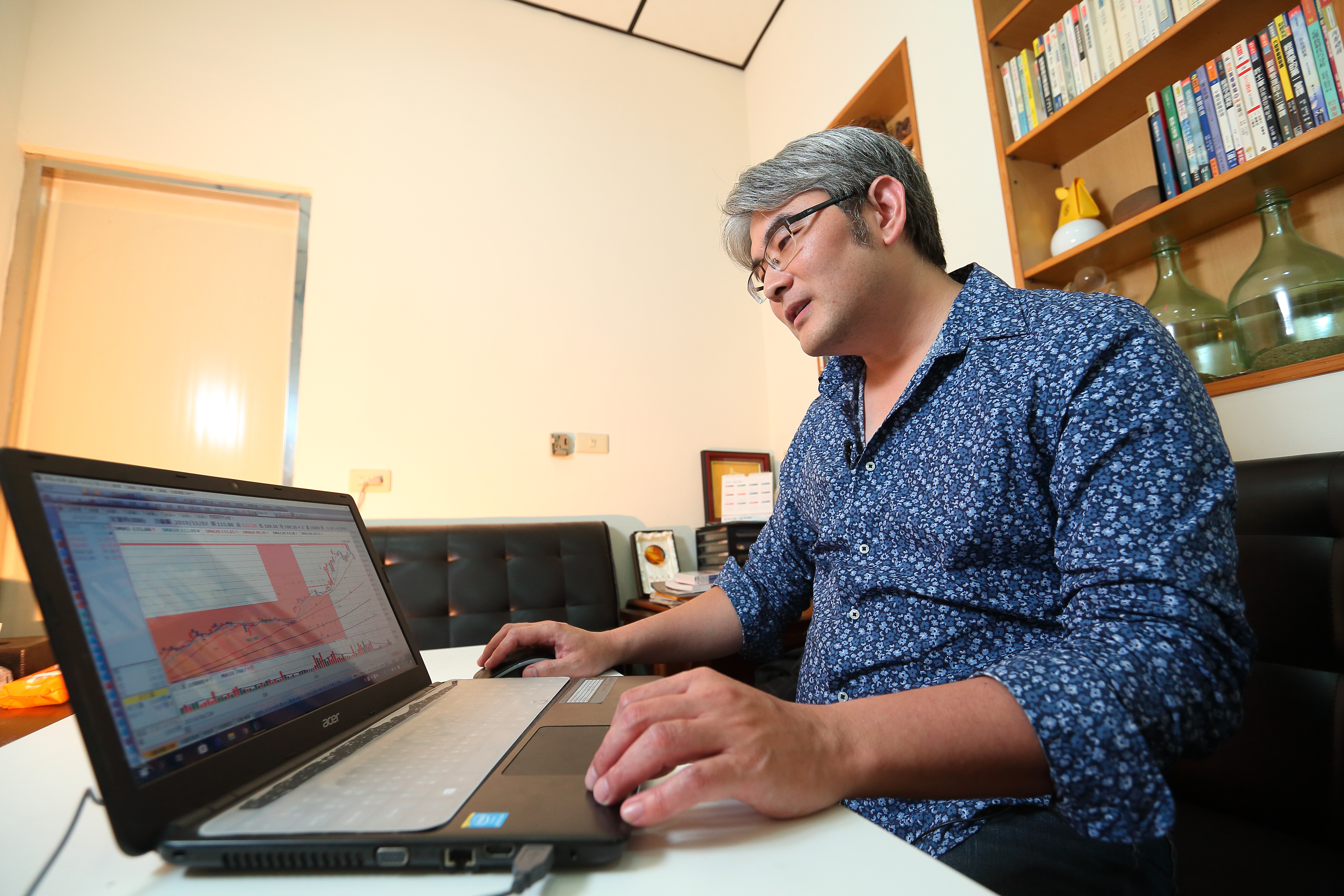 認同技術面的楊忠憲對於股價各種漲跌狀況，都有好幾套因應策略，並嚴守紀律執行停損。