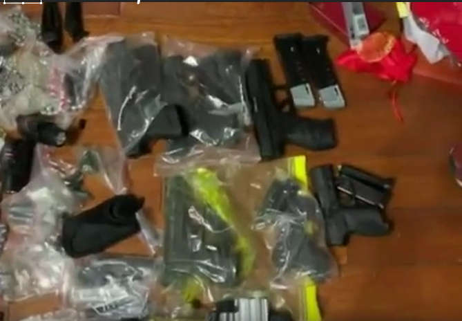 警方在現場查獲大量槍枝。(翻攝畫面)