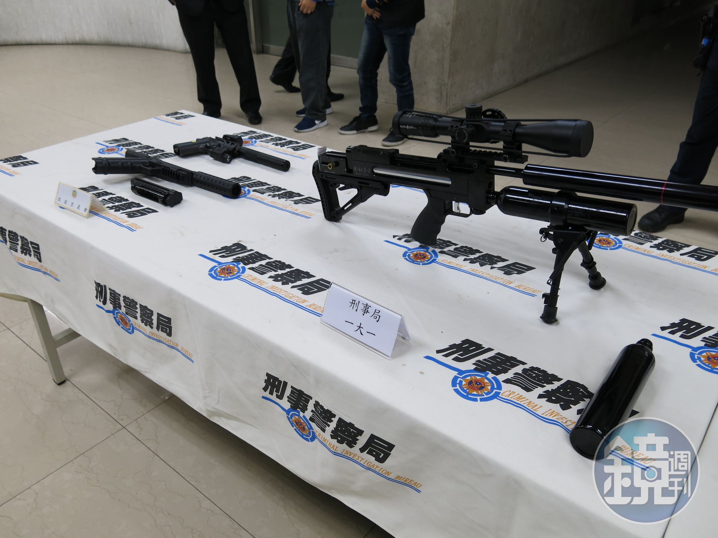 警方於大選前執行肅槍專案，查獲56把黑槍。（翻攝畫面）
