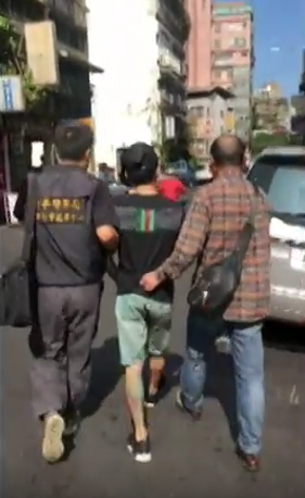 警方將涉嫌改造槍枝的男子逮捕。(翻攝畫面)
