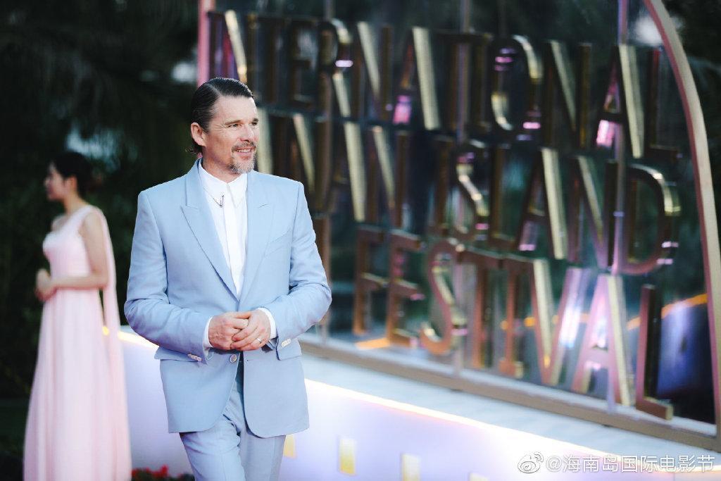 好萊塢男演員伊森‧霍克（Ethan Hawke）應邀參加海南島電影節，走上紅毯卻無人採訪。（翻攝自微博）