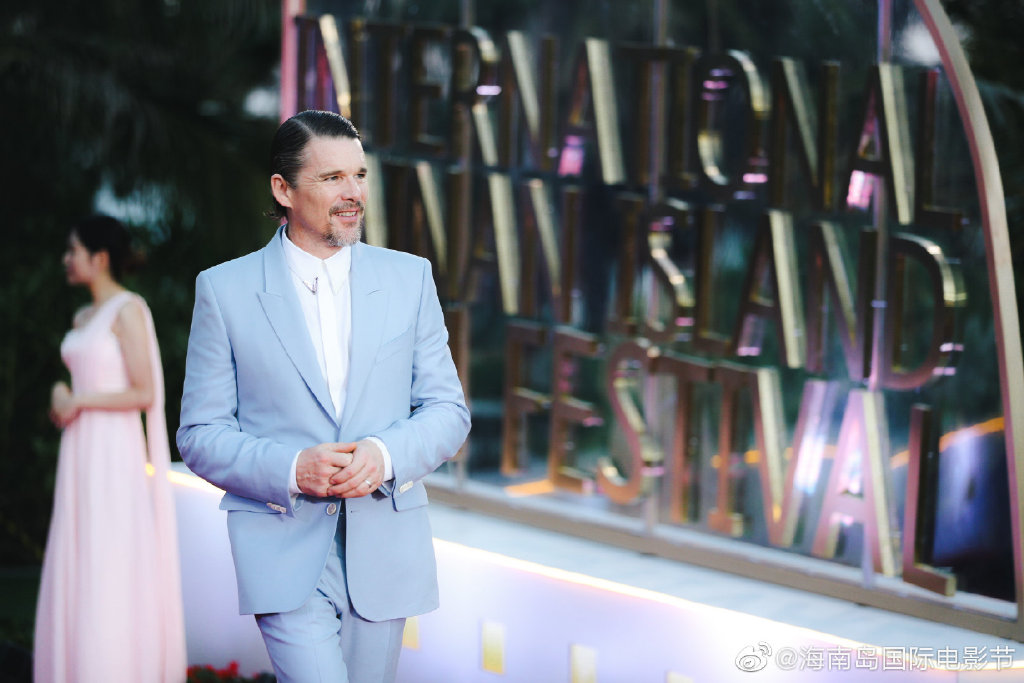 好萊塢男演員伊森‧霍克（Ethan Hawke）應邀參加海南島電影節，走上紅毯卻無人採訪。（翻攝自微博）