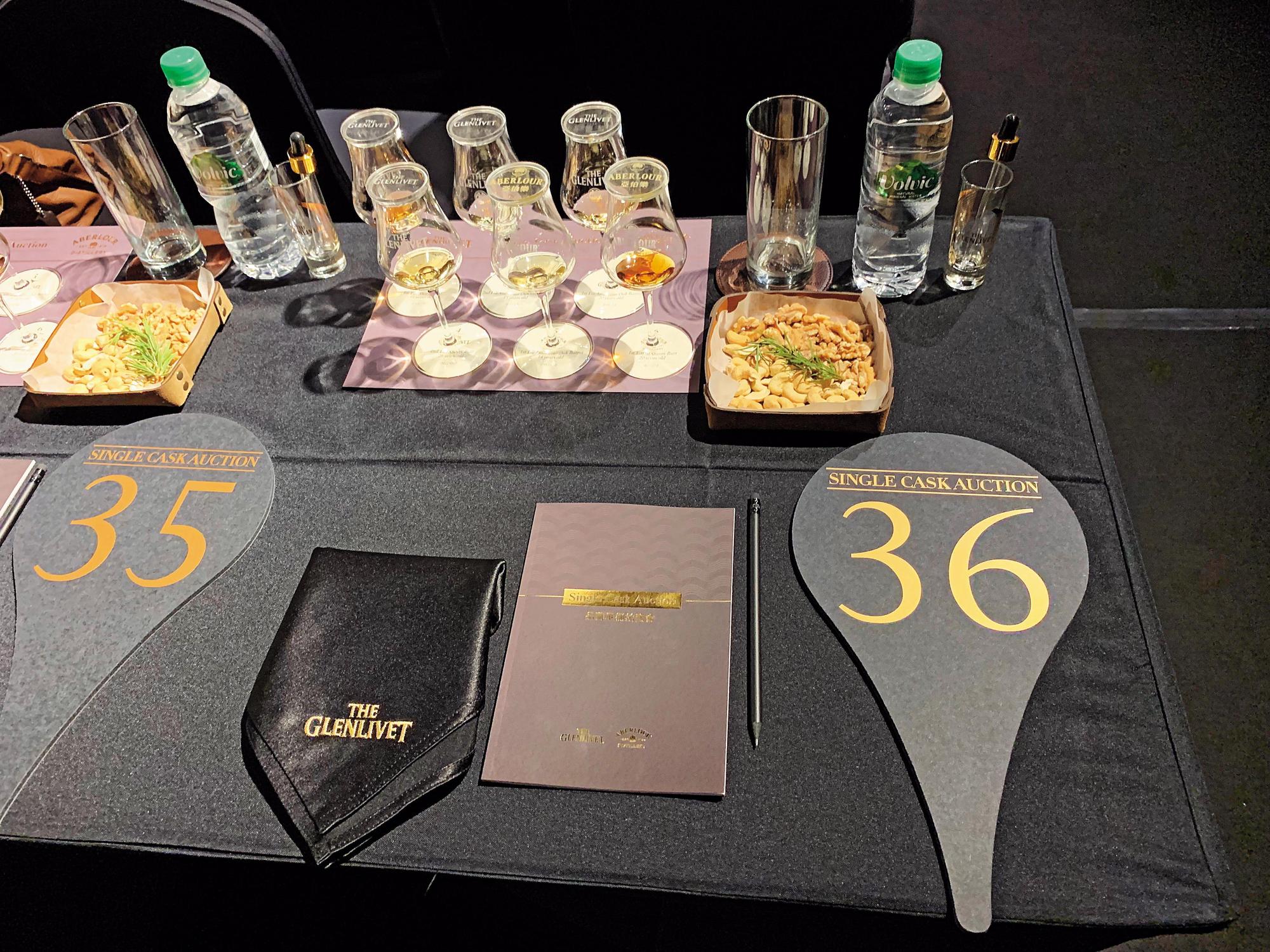 進場的36位買家 ，每人桌上都有1組6款品飲組，供大家喚起對於原酒拍品的記憶。