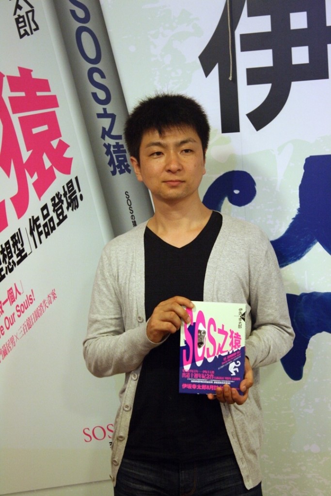 日本作家伊坂幸太郎因為聽了齊藤和義的歌，決定辭掉工作專心寫小說。（翻攝自newtalk.tw）