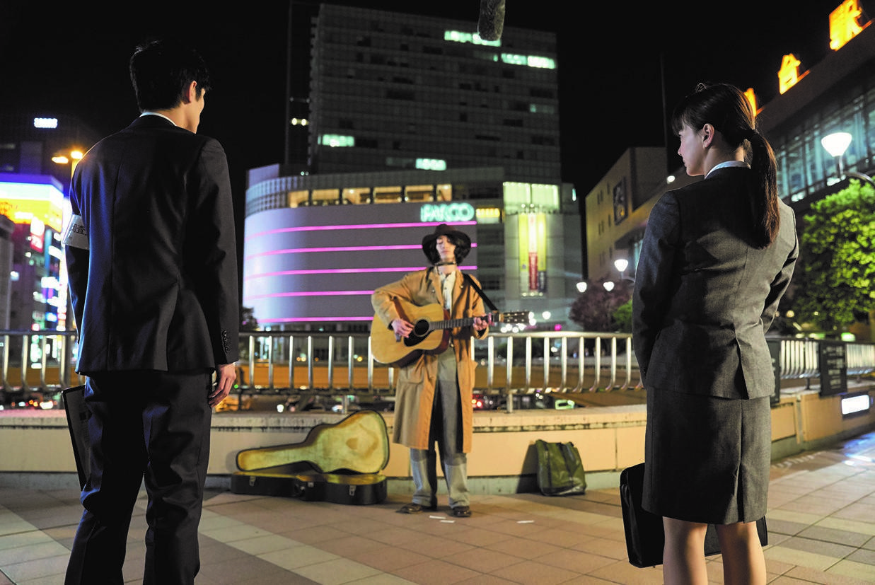 電影版《小小夜曲》透過街頭藝人這個角色，讓齊藤和義創作的主題曲貫穿其中。（天馬行空提供）