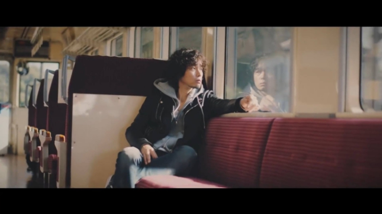 日本資深歌手齊藤和義的一首歌，促使推理作家伊坂幸太郎辭掉工作專職小說創作。（翻攝自風雲唱片臉書）