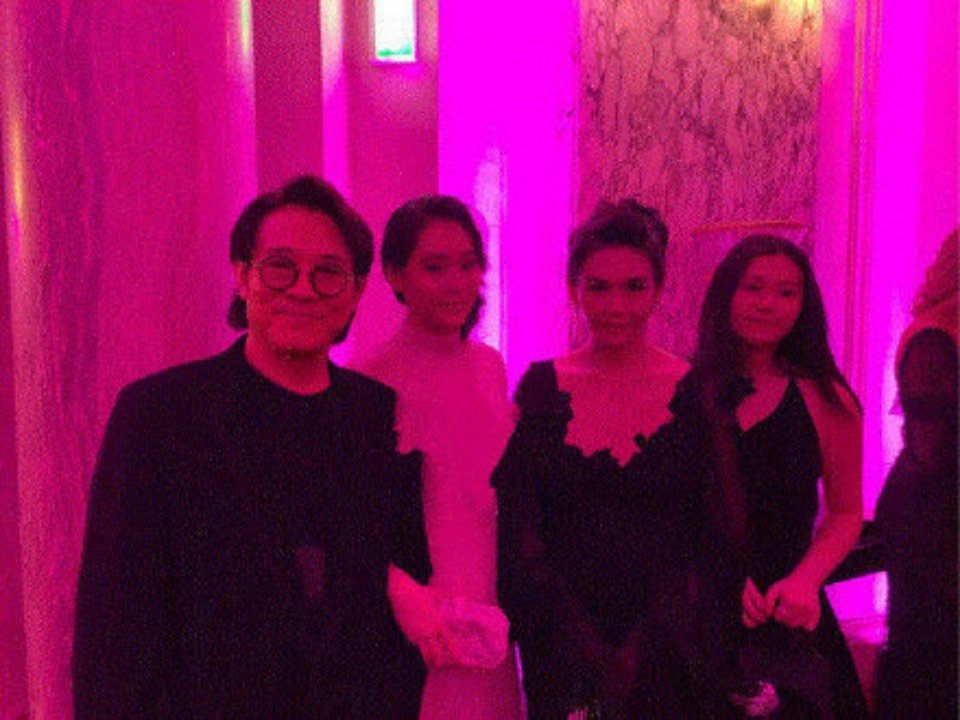 李連杰(左一)與邱淑貞(右二)過去曾合作《倚天屠龍記》,在巴黎名媛舞會合照讓許多戲迷興奮不已。(網路圖片)