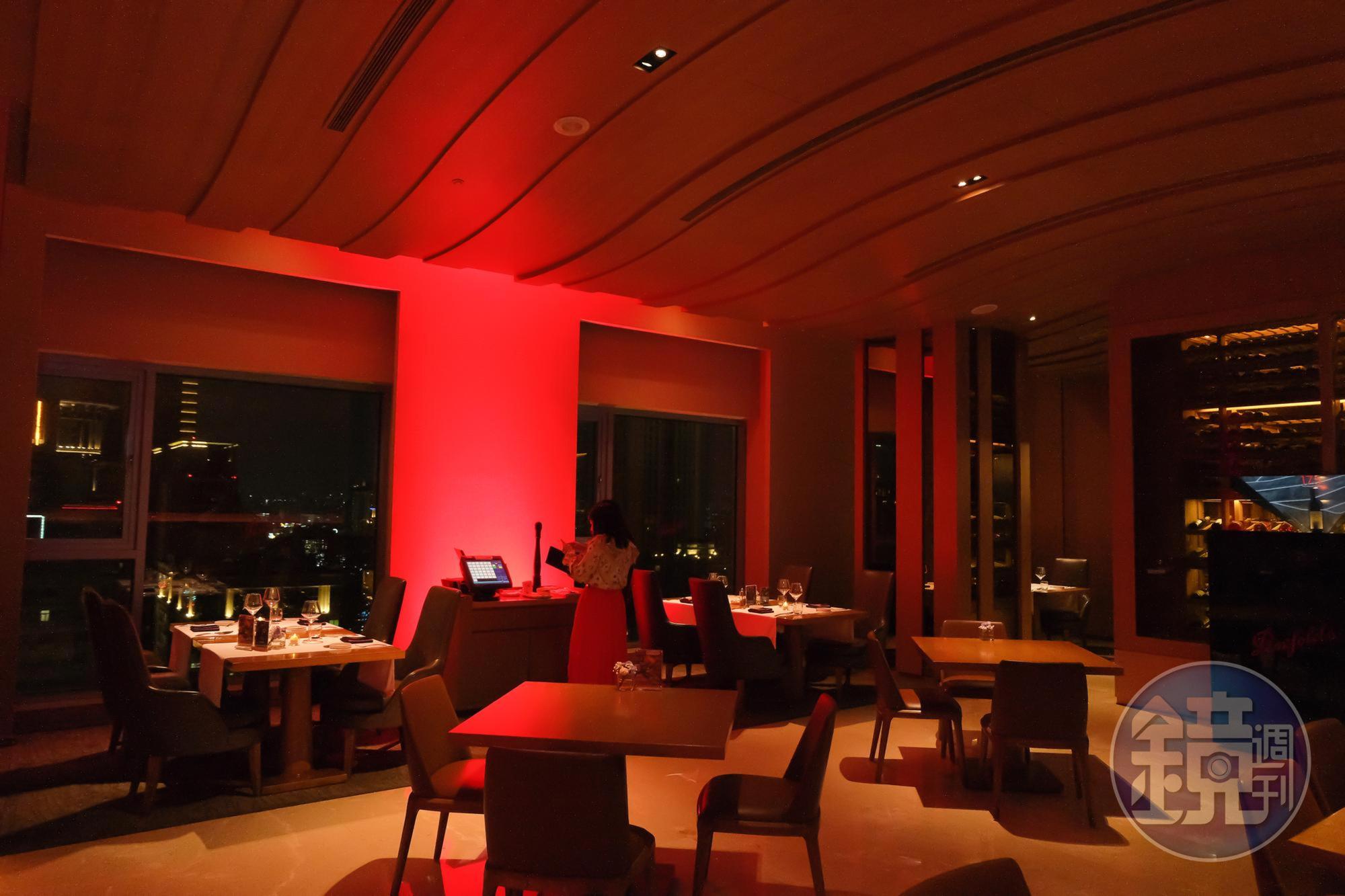 The Prime極炙牛排館以奔富紅的燈光效果，呼應限定活動。