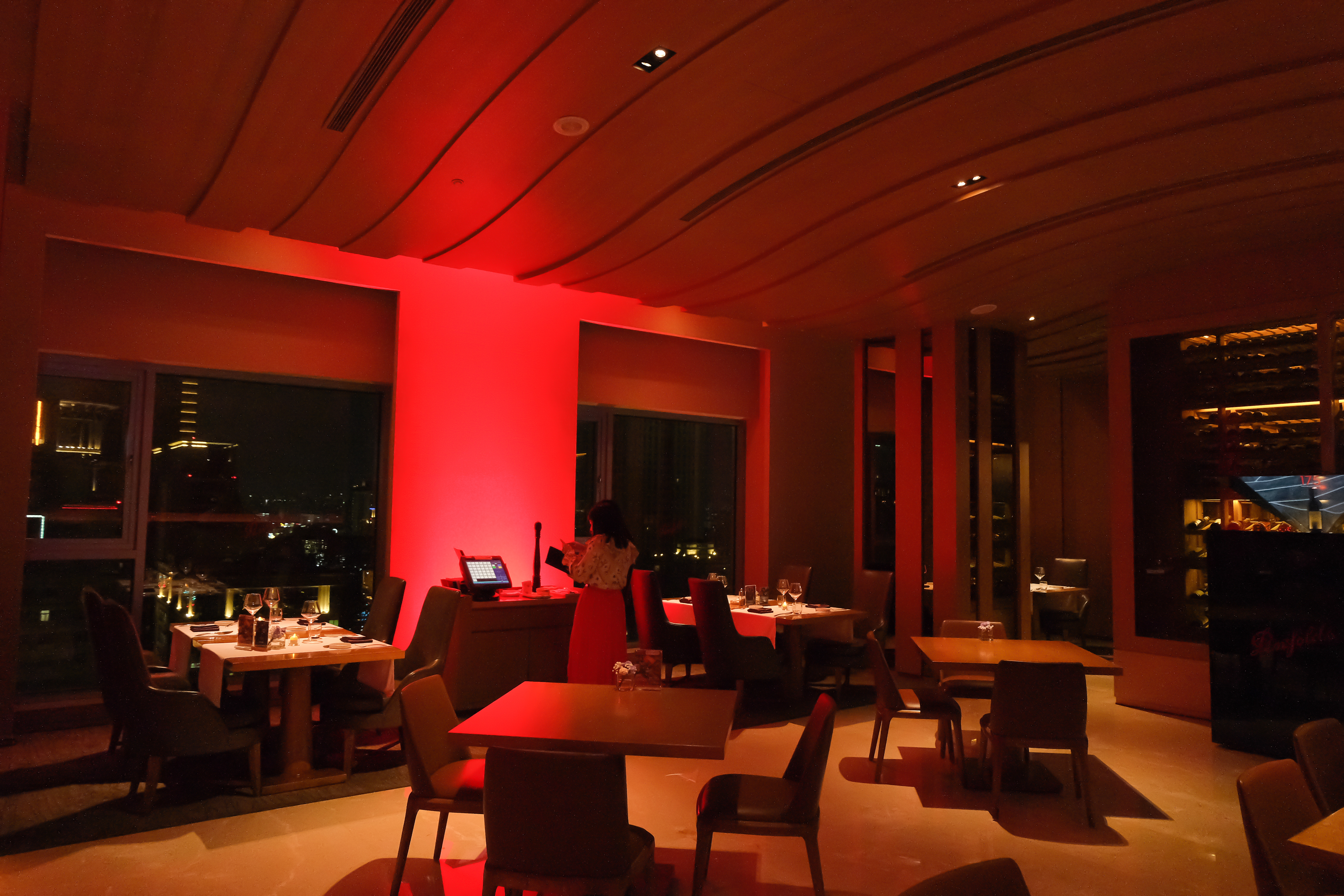 The Prime極炙牛排館以奔富紅的燈光效果，呼應限定活動。