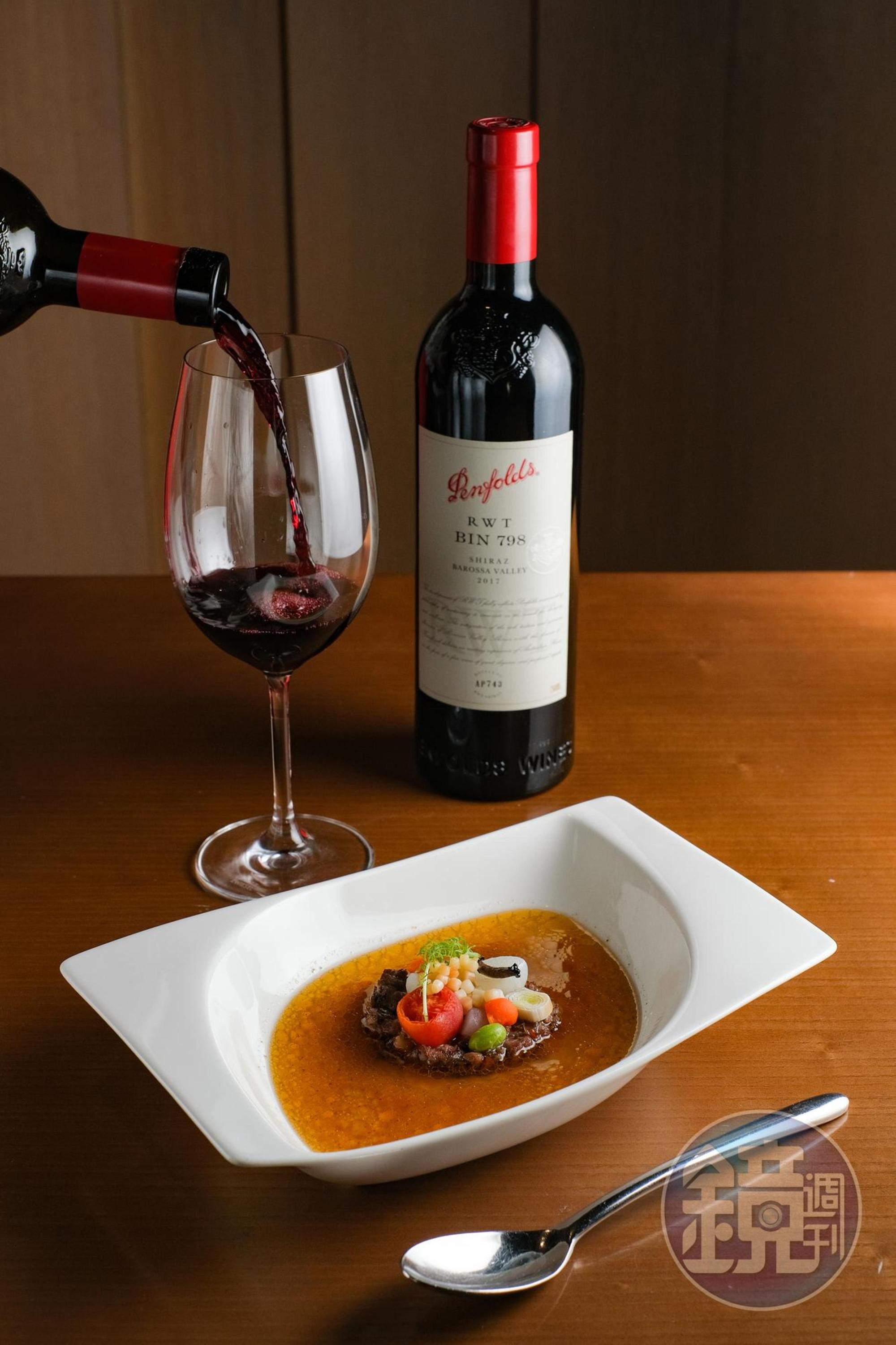 「RWT BIN 798 Shiraz 2017希哈紅葡萄酒」（台中限定酒單供應2015年份，1,550元／杯、8,000元／瓶）佐搭「法式松露牛燉湯」，細緻酒感襯托馥郁湯頭。（2,180元起限定套餐湯品）
