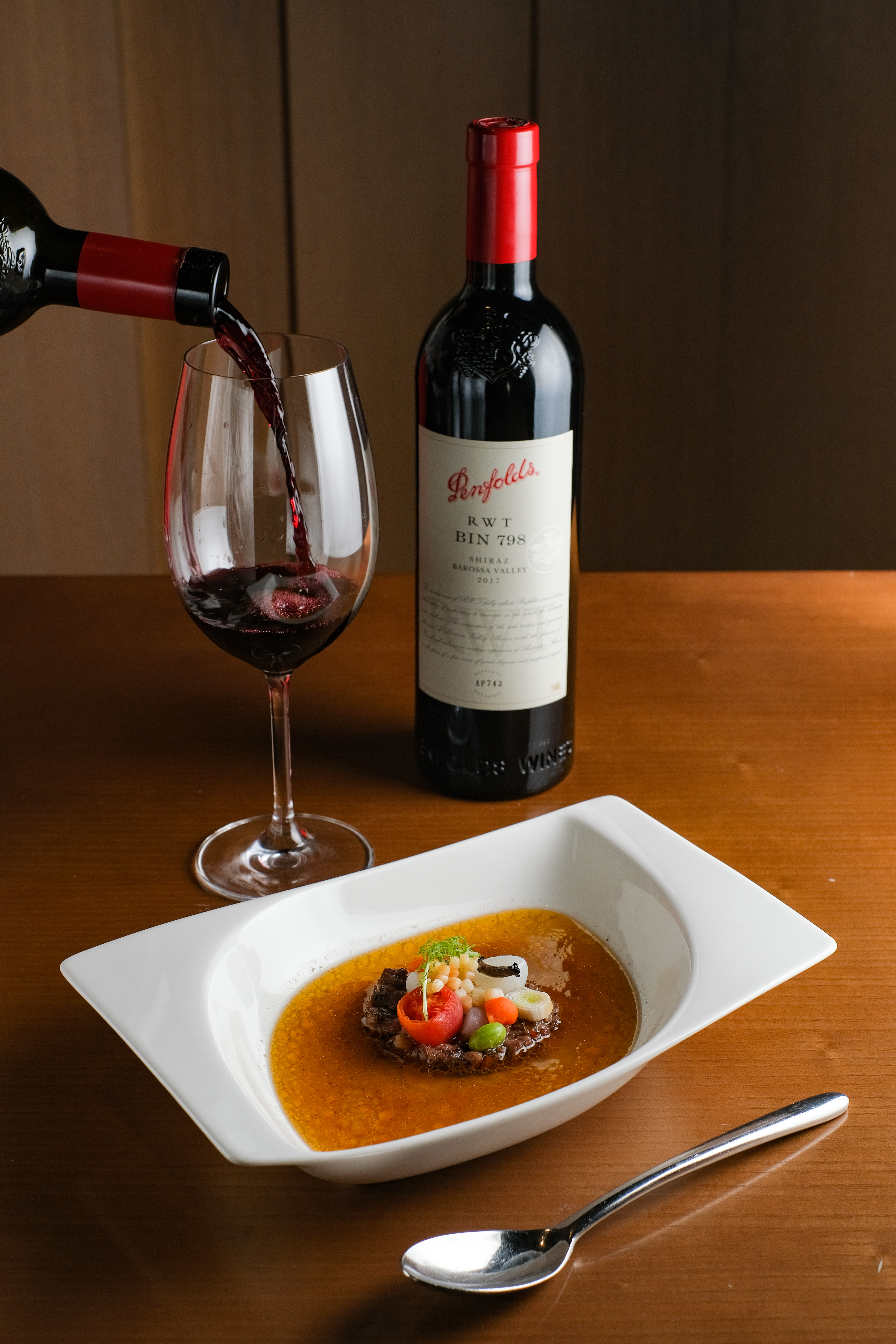 「RWT BIN 798 Shiraz 2017希哈紅葡萄酒」（台中限定酒單供應2015年份，1,550元／杯、8,000元／瓶）佐搭「法式松露牛燉湯」，細緻酒感襯托馥郁湯頭。（2,180元起限定套餐湯品）