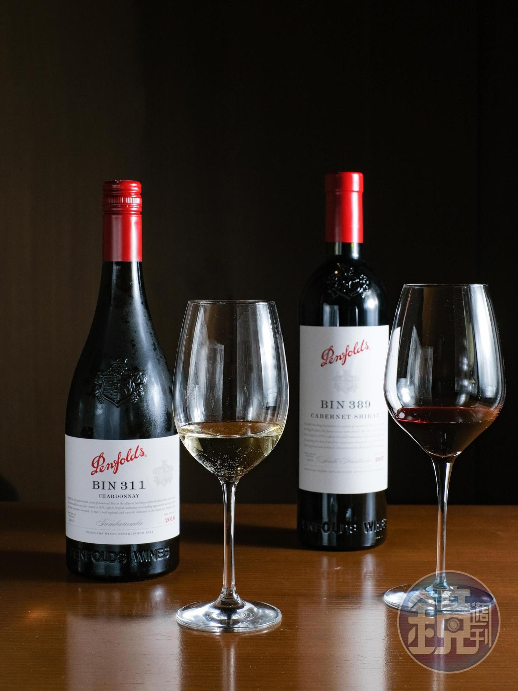 「Bin 389 Cabernet Shiraz 2017卡本內希哈紅葡萄酒」（右，700元／杯、3,800元／瓶）有濃郁果乾氣息。「Bin 311 Chardonnay 2017夏多內白葡萄酒」（左，390元／杯、1,980元／瓶）爽口開胃。