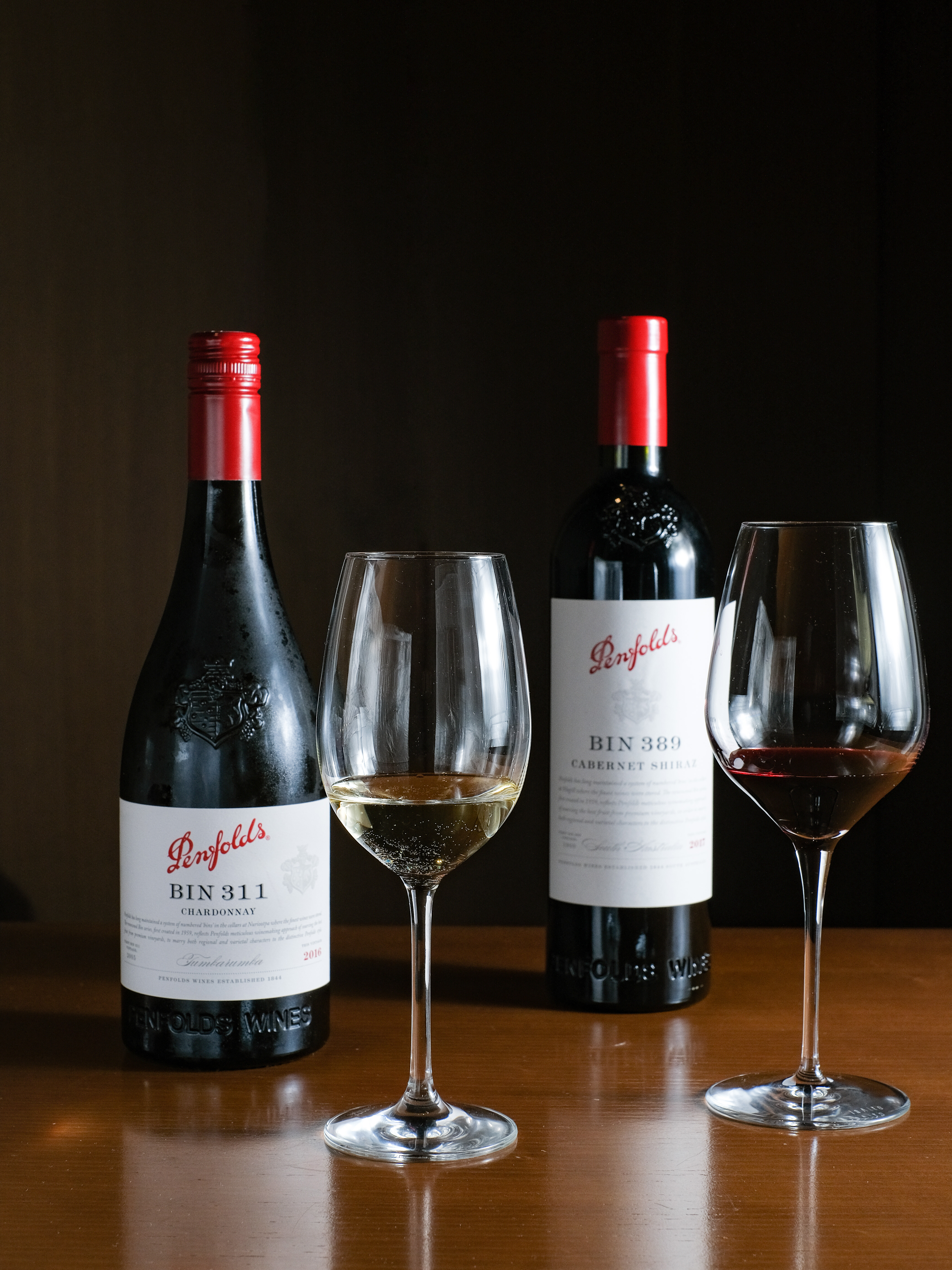 「Bin 389 Cabernet Shiraz 2017卡本內希哈紅葡萄酒」（右，700元／杯、3,800元／瓶）有濃郁果乾氣息。「Bin 311 Chardonnay 2017夏多內白葡萄酒」（左，390元／杯、1,980元／瓶）爽口開胃。