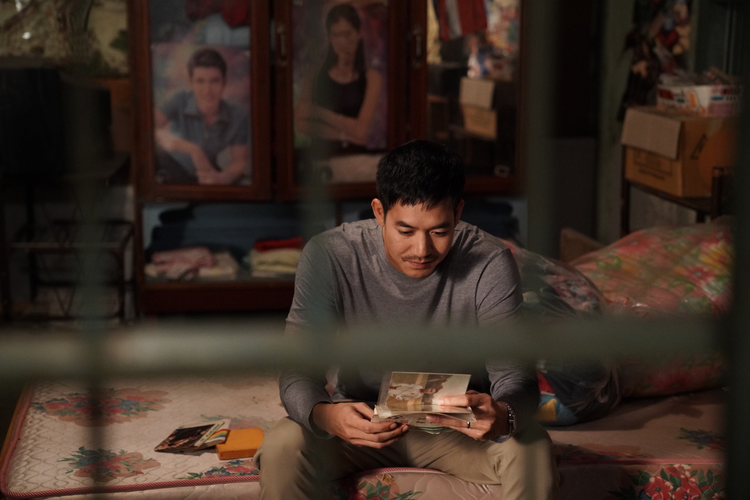 男主角翻閱著以前的照片，往事浮上心頭。（傳影互動提供）