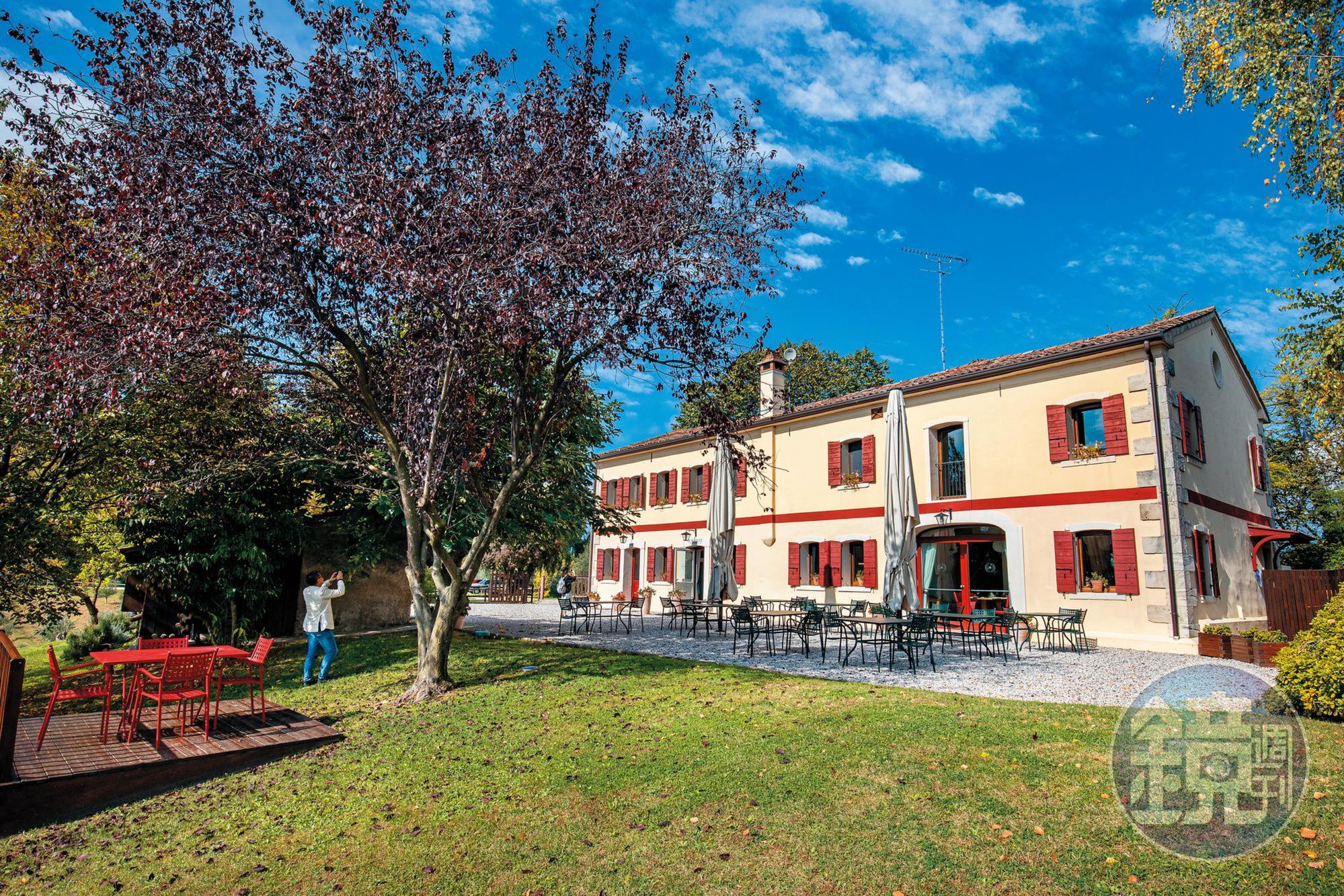 「Osteria Borgoluce」外觀質樸自然，彷彿象徵其尊重環境的經營理念。