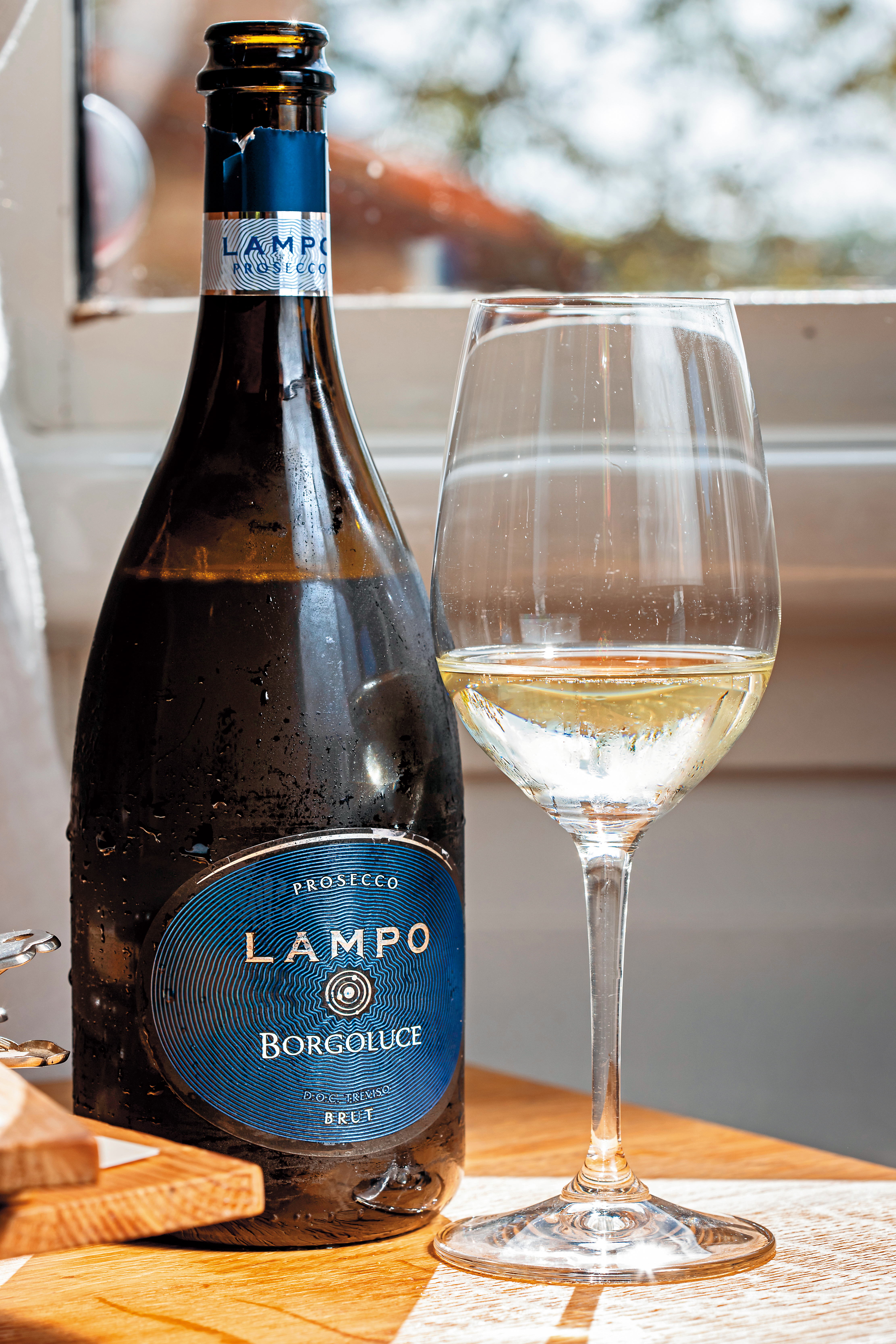 產自Susegana 與 Collalto丘陵的「Prosecco D.O.C. Treviso Brut ‘Lampo’」，新鮮口感中有低溫發酵造就的深度。