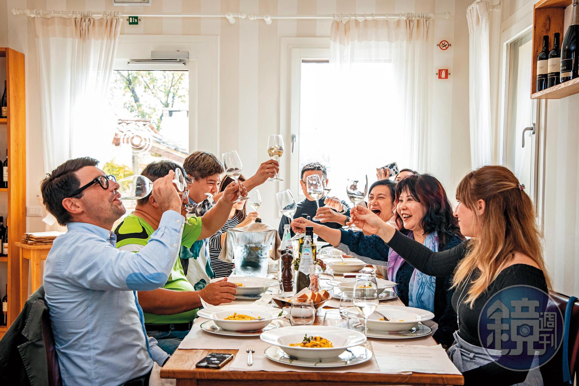 用Prosecco乾杯，喊聲「Salute!」是義大利餐桌上最常見的風景。