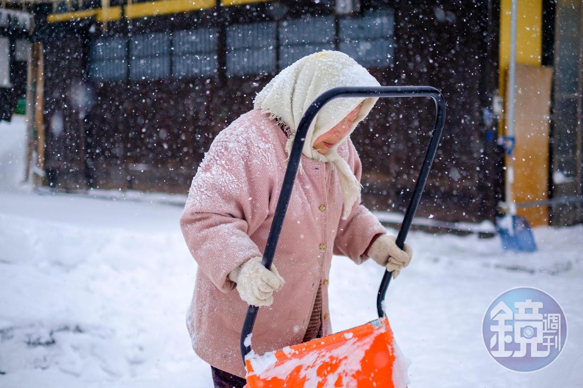 身上都積著一層厚雪，苦力活還是得做。