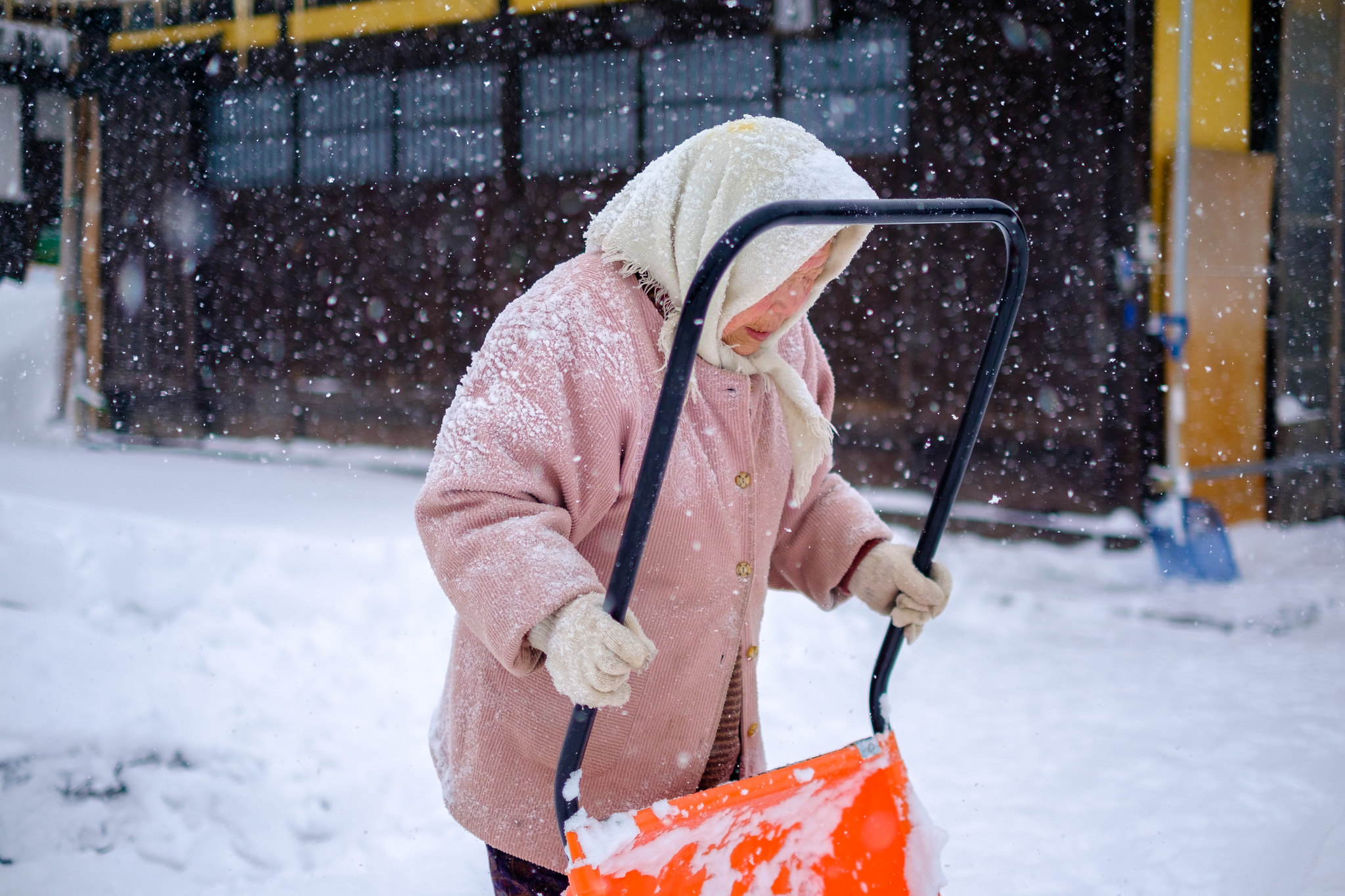 身上都積著一層厚雪，苦力活還是得做。