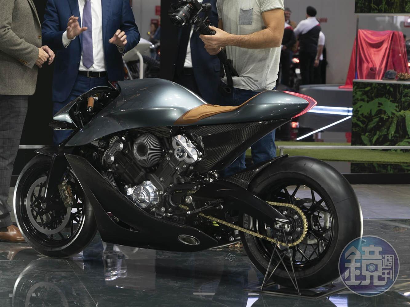 全車鈑件由碳纖維打造的AMB 001是Aston Martin和Brough Superior攜手打造的產品。